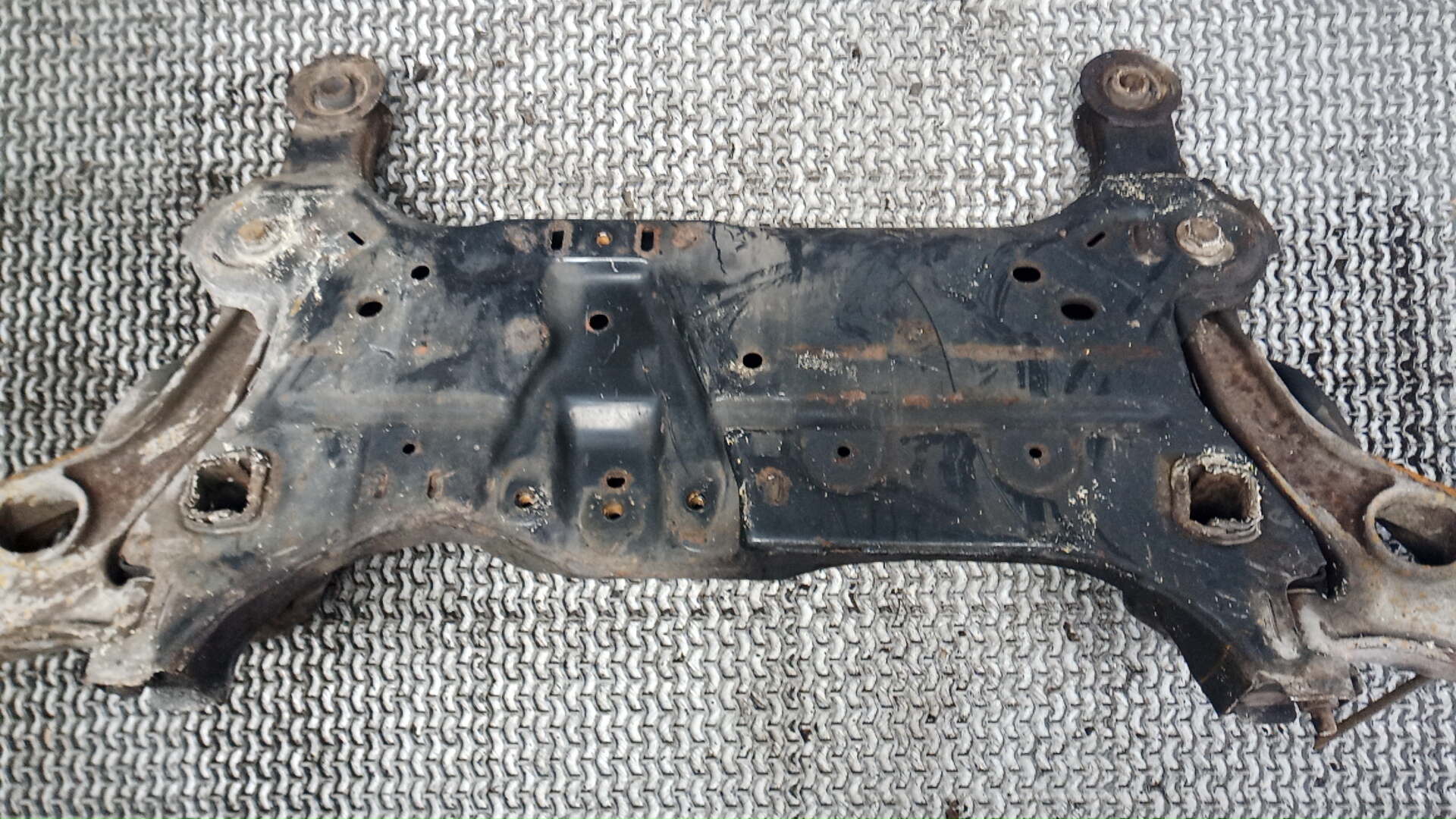 Балка передняя (крепление продольных тяг)