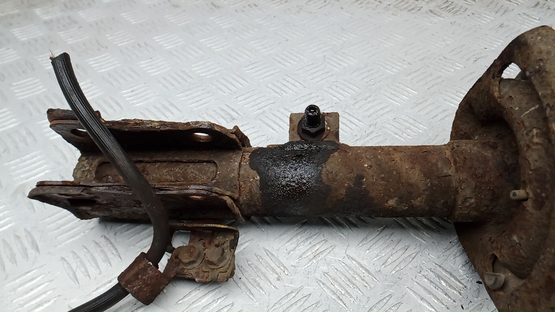 Амортизатор передний правый