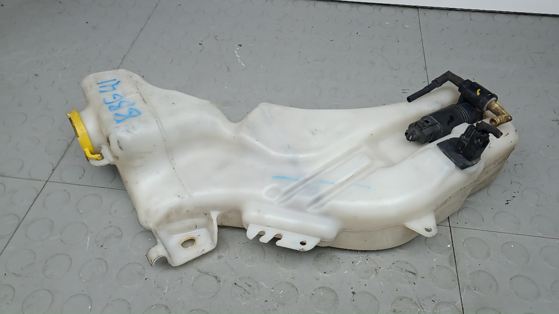 Бачок омывателя лобового стекла