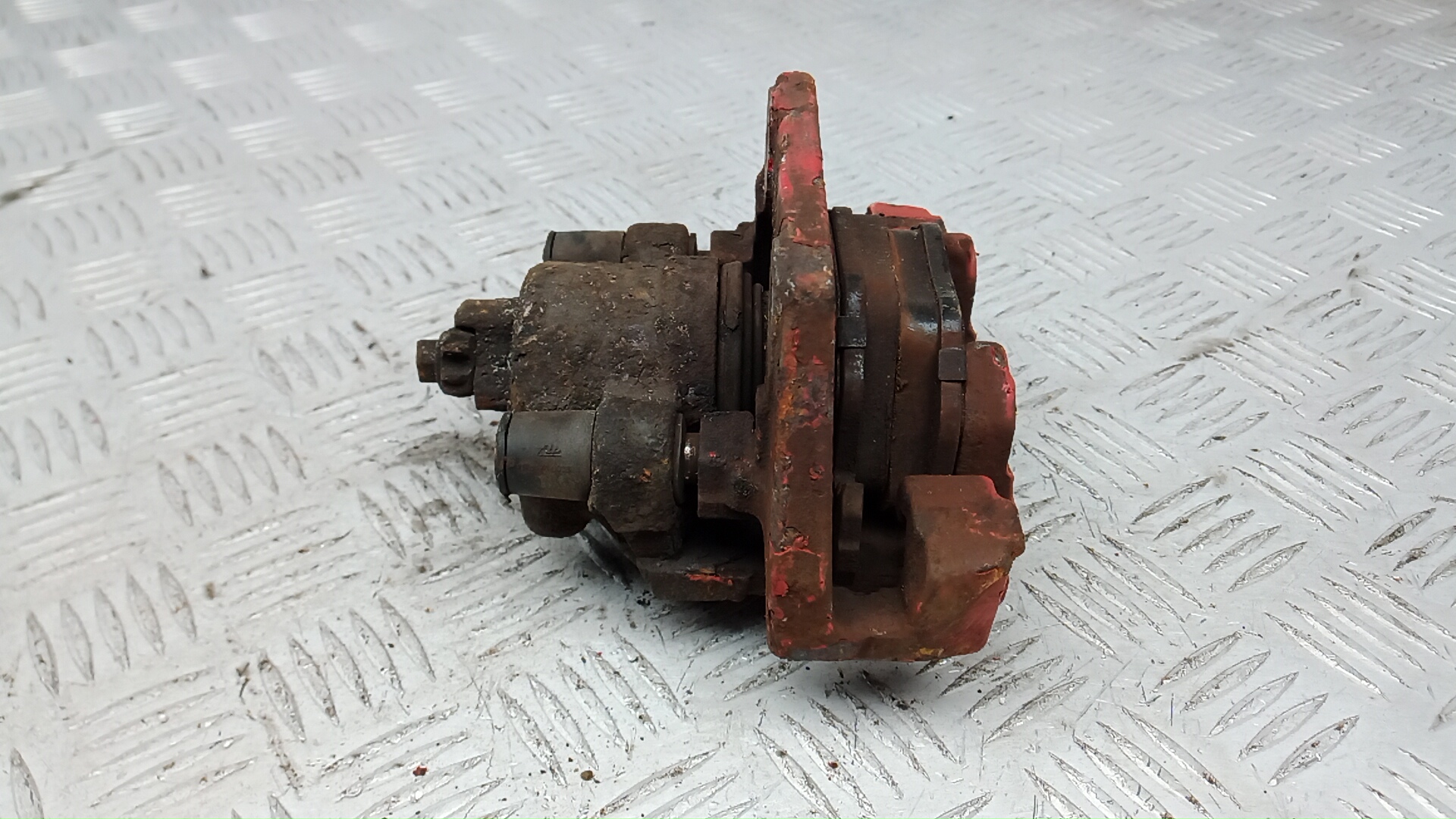 Суппорт задний левый