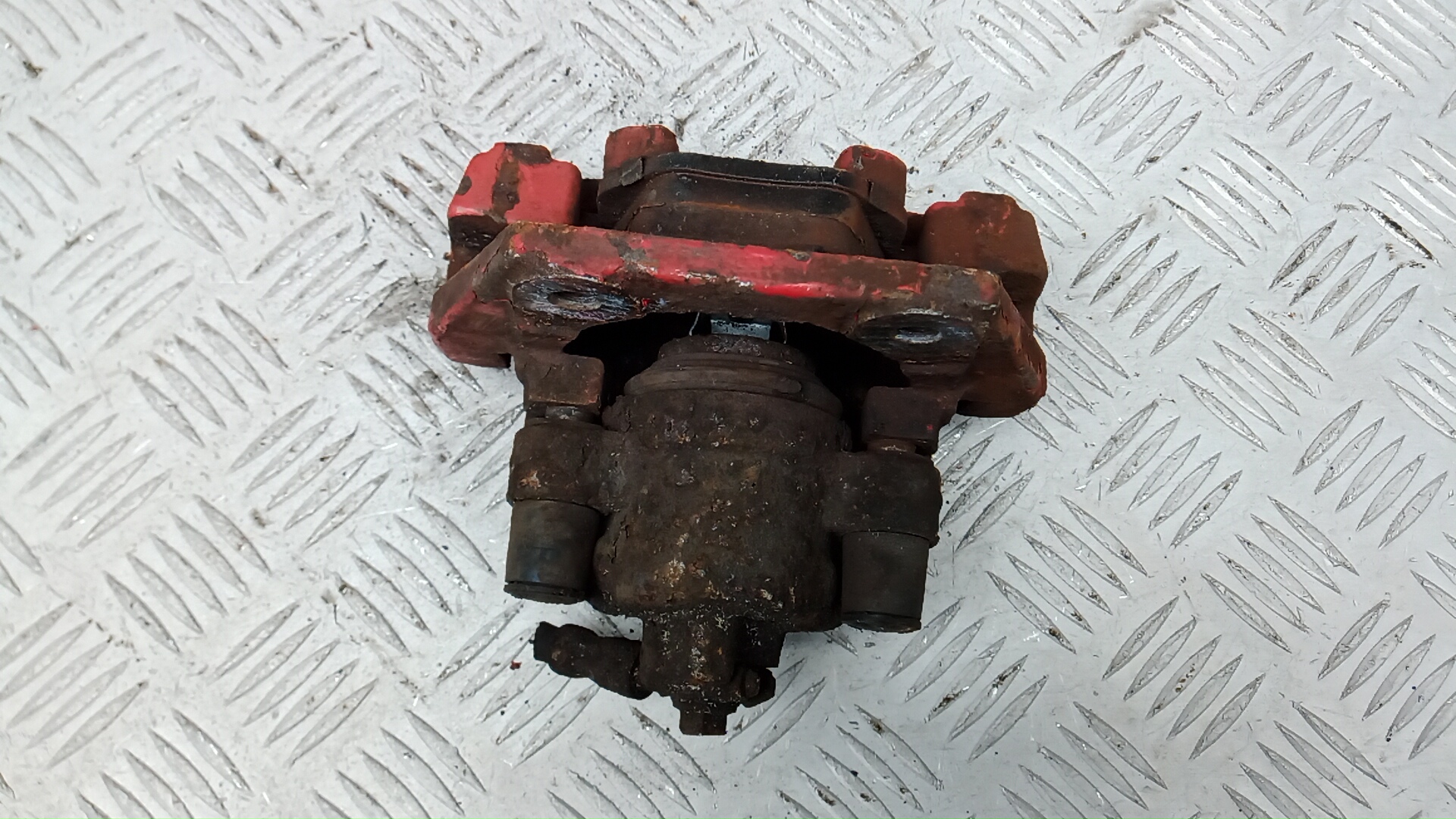 Суппорт задний левый