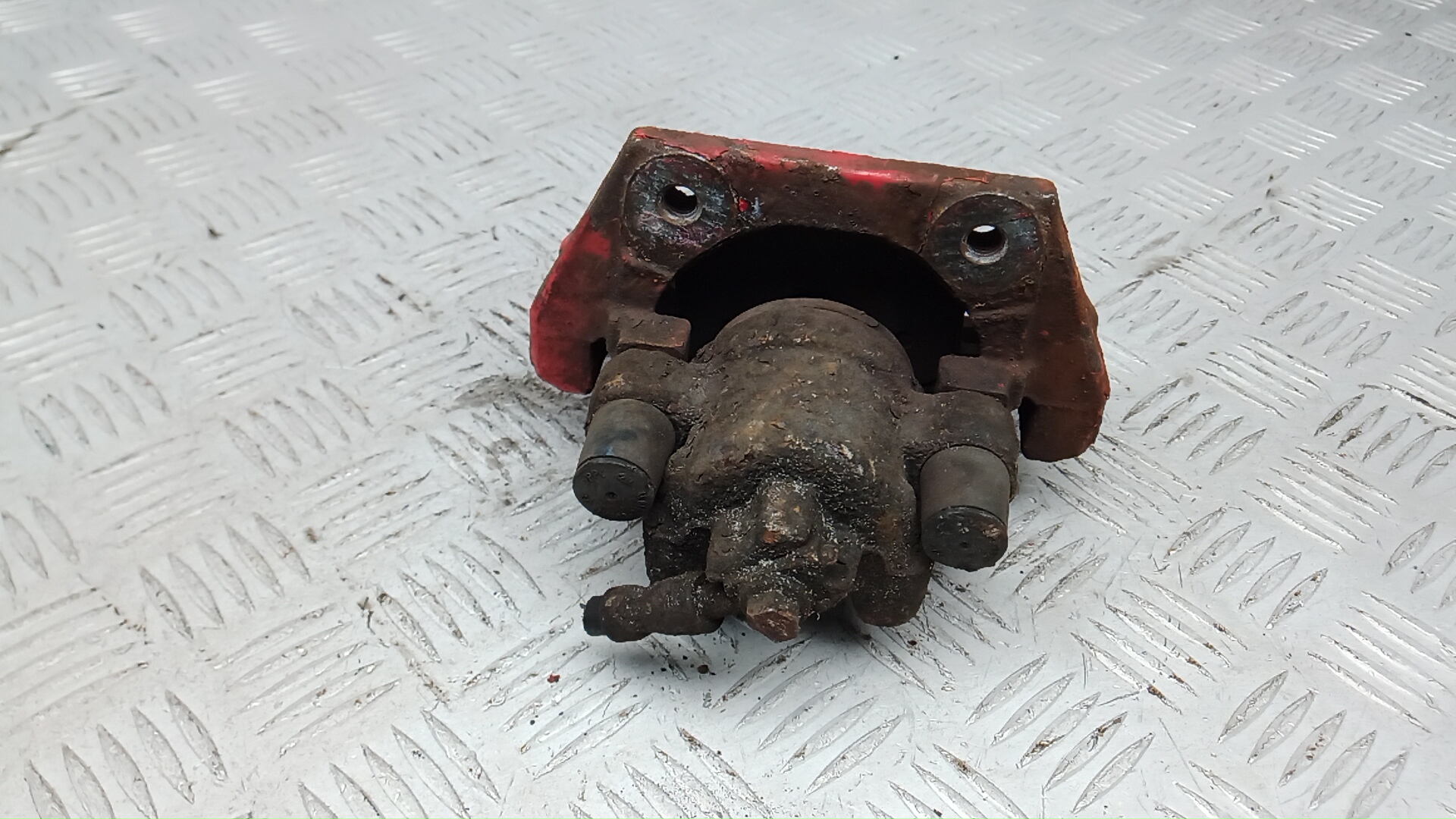 Суппорт задний левый