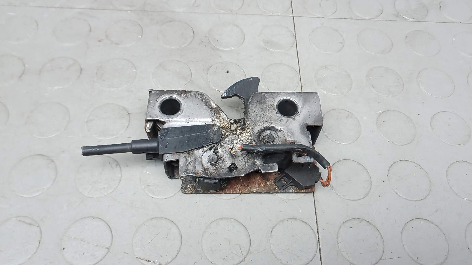 Замок капота