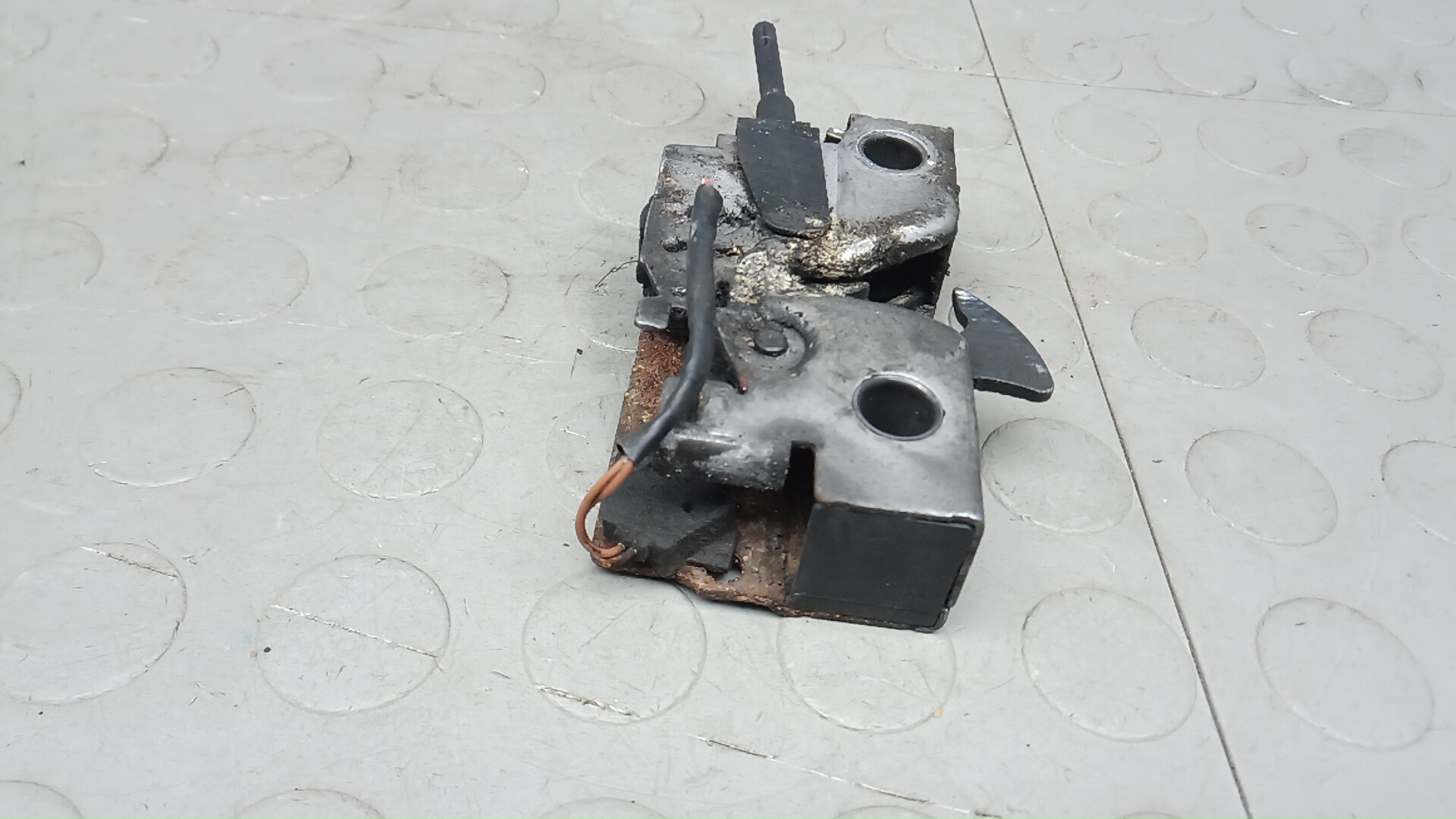 Замок капота