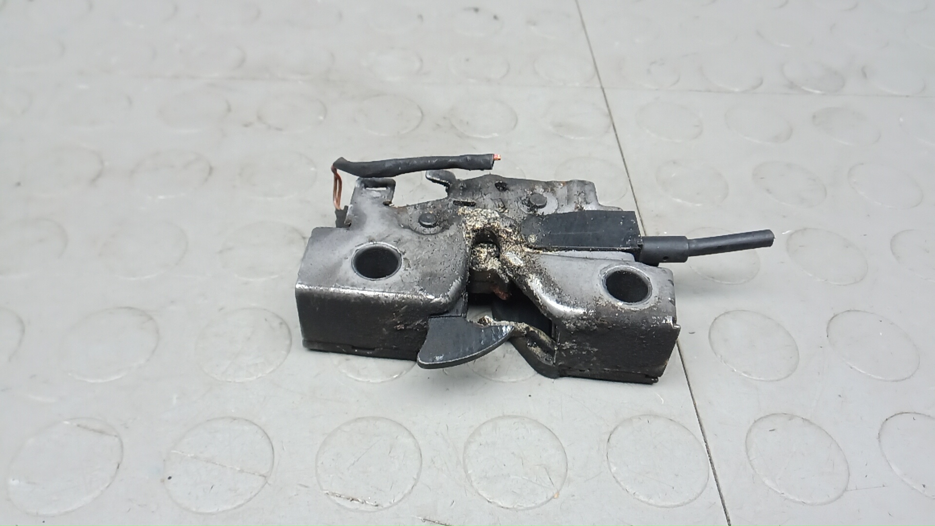 Замок капота