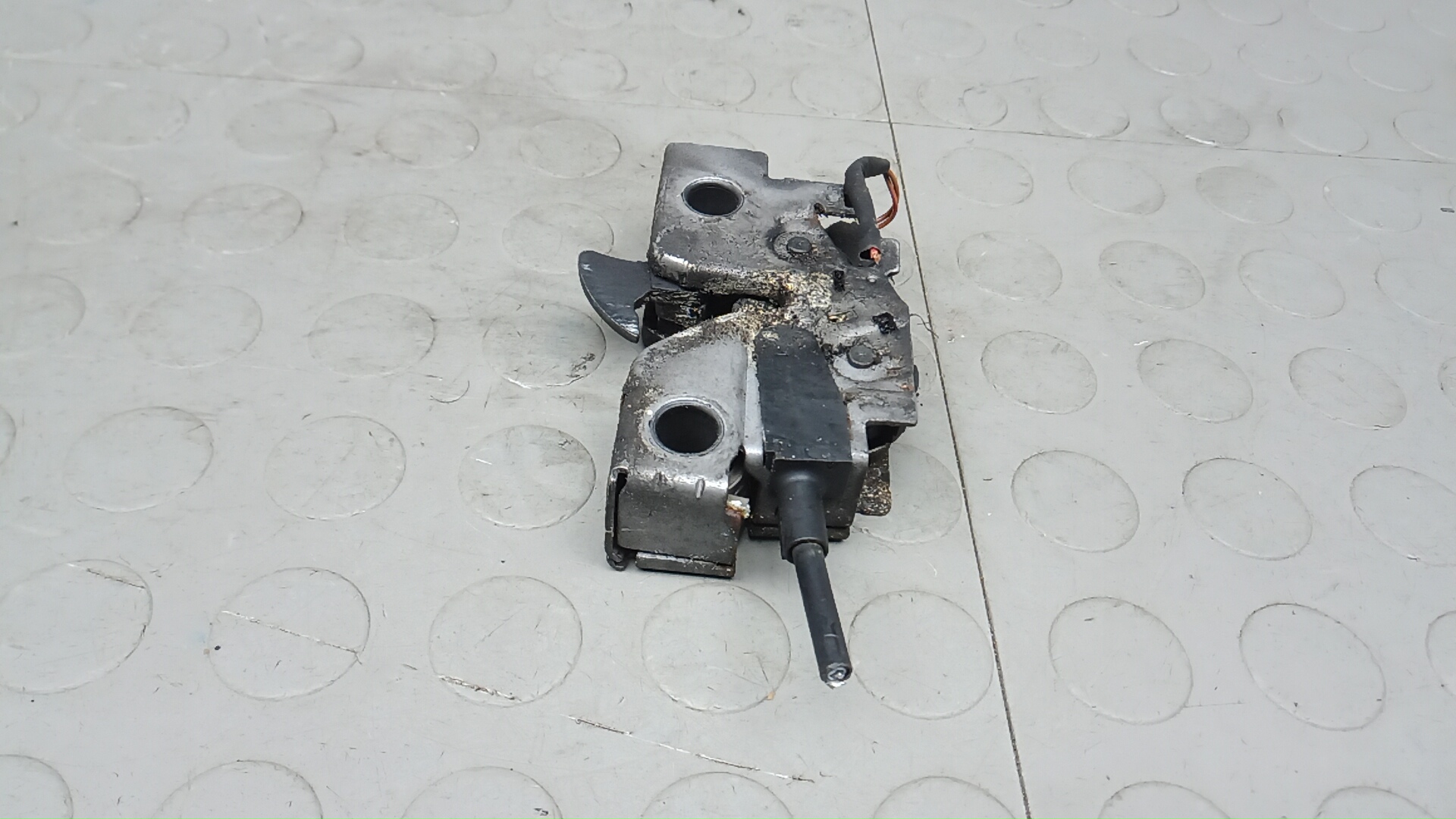 Замок капота