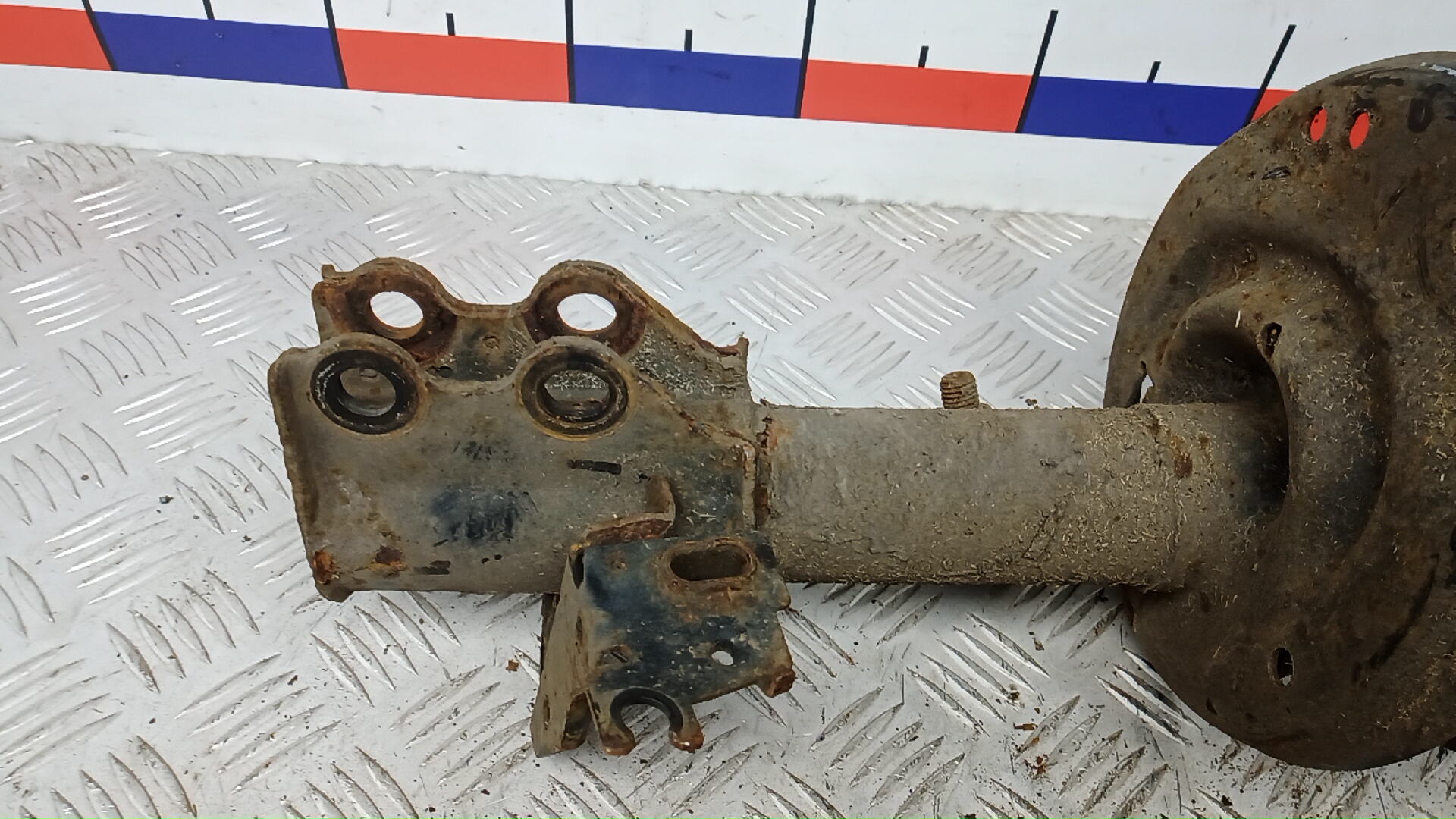 Амортизатор передний правый