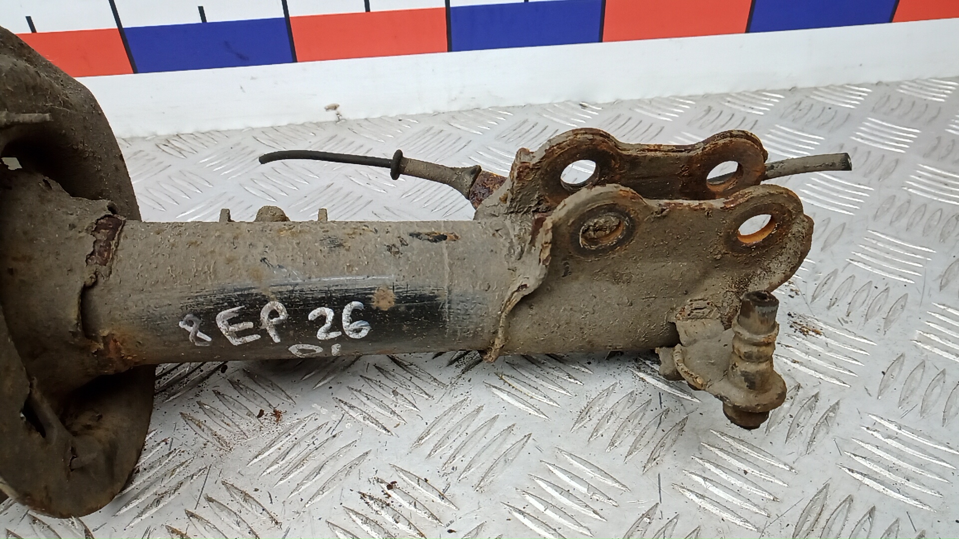 Амортизатор передний левый