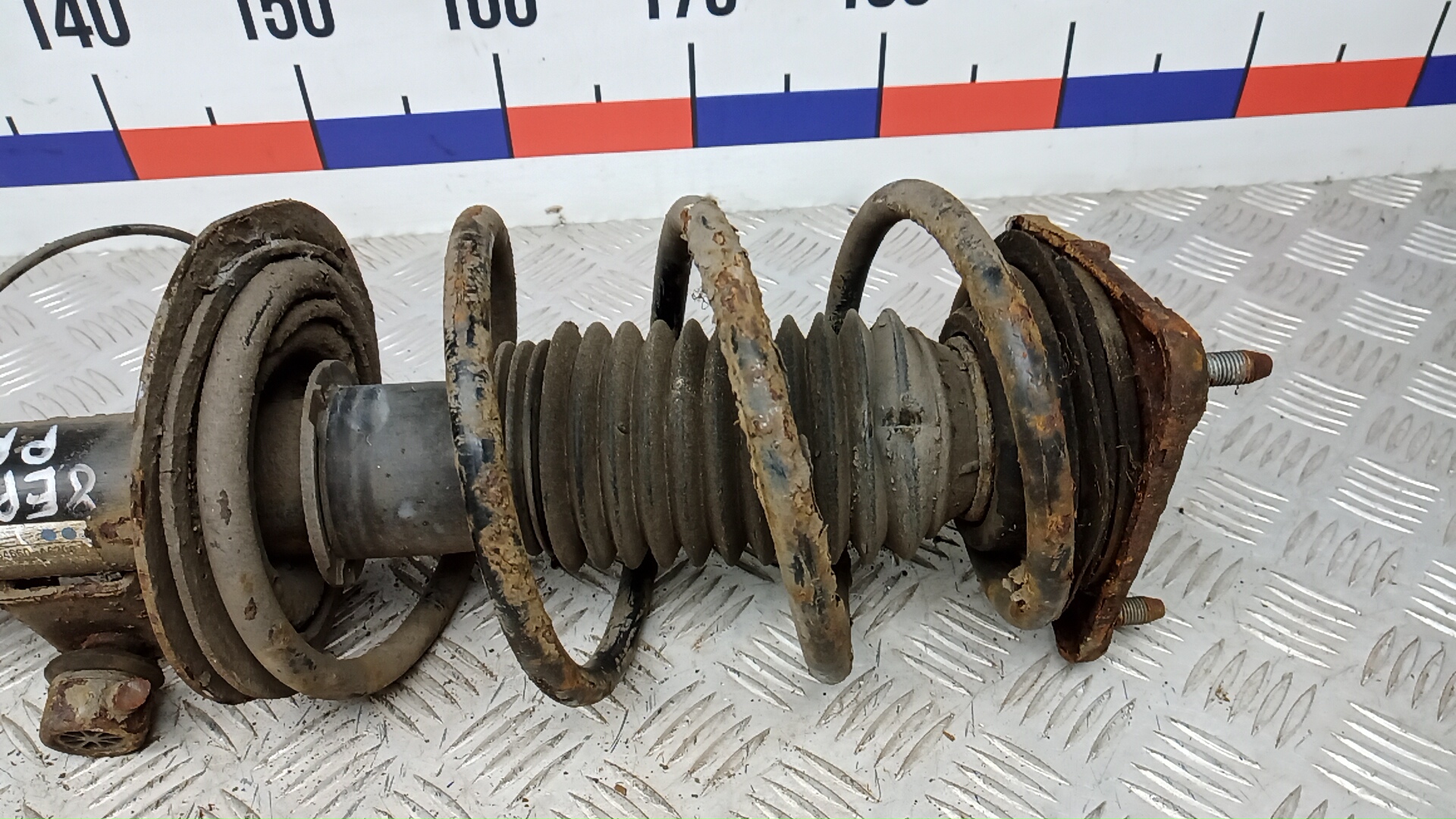 Амортизатор передний правый