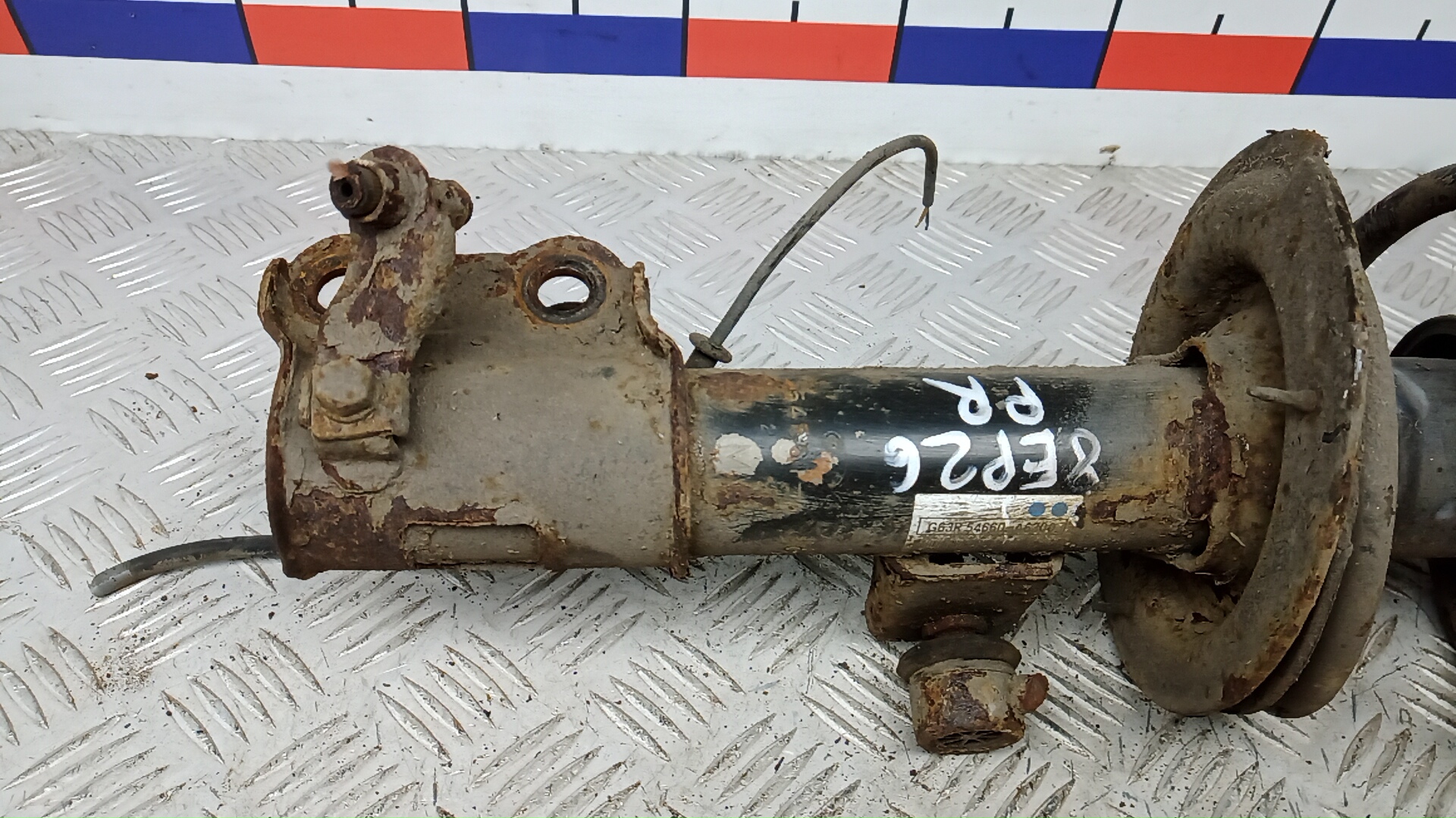 Амортизатор передний правый