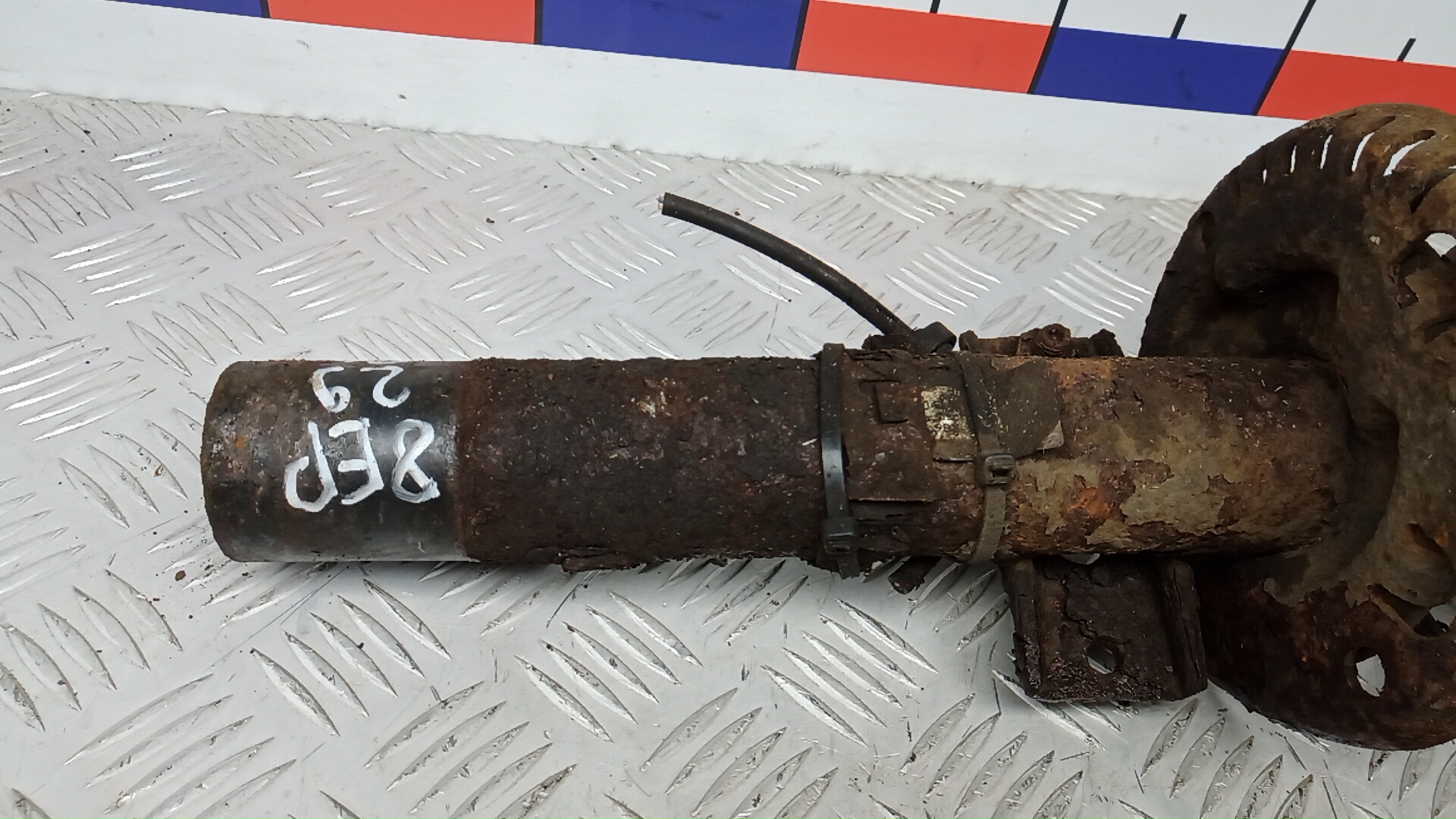 Амортизатор передний левый