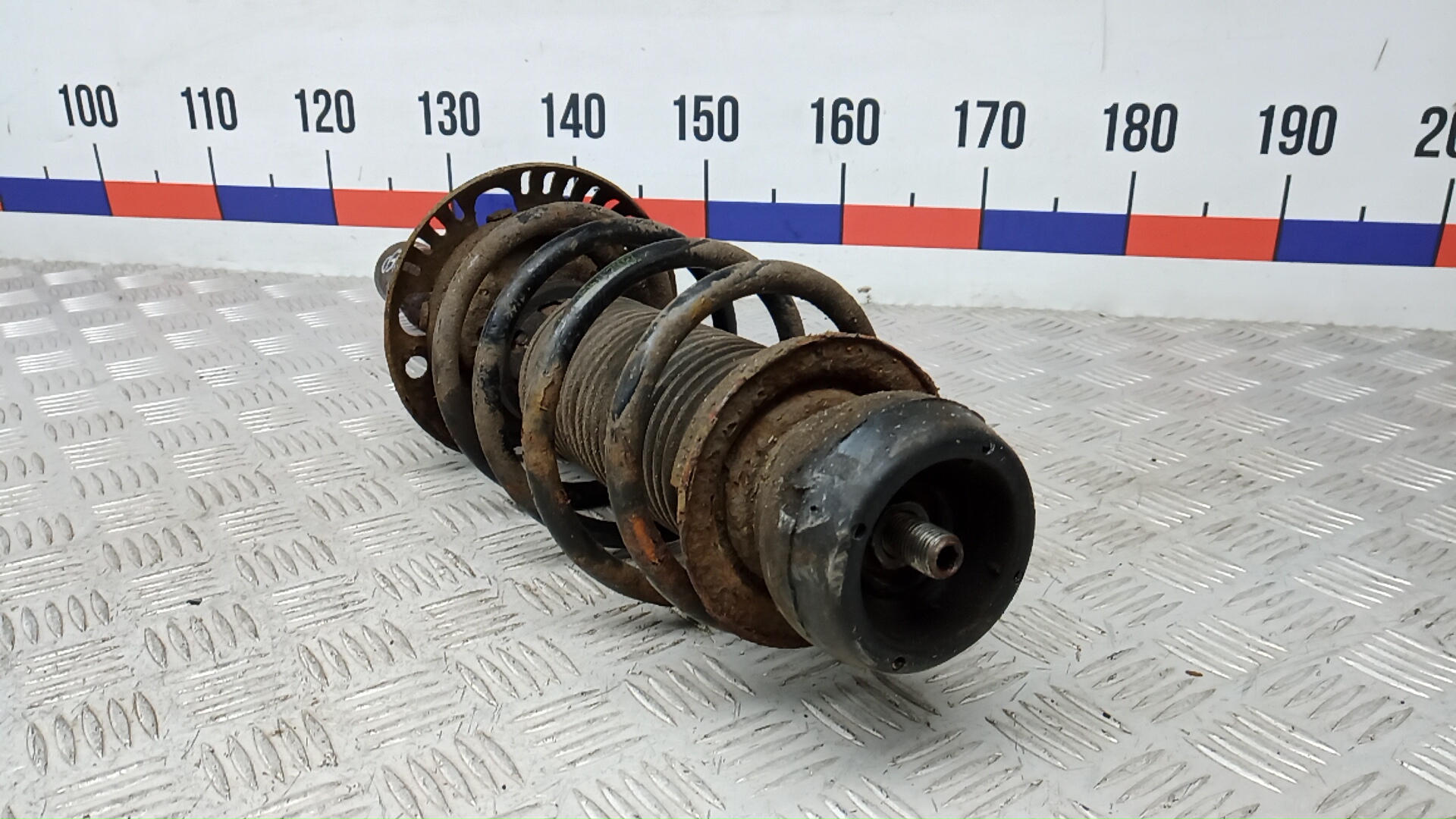 Амортизатор передний левый