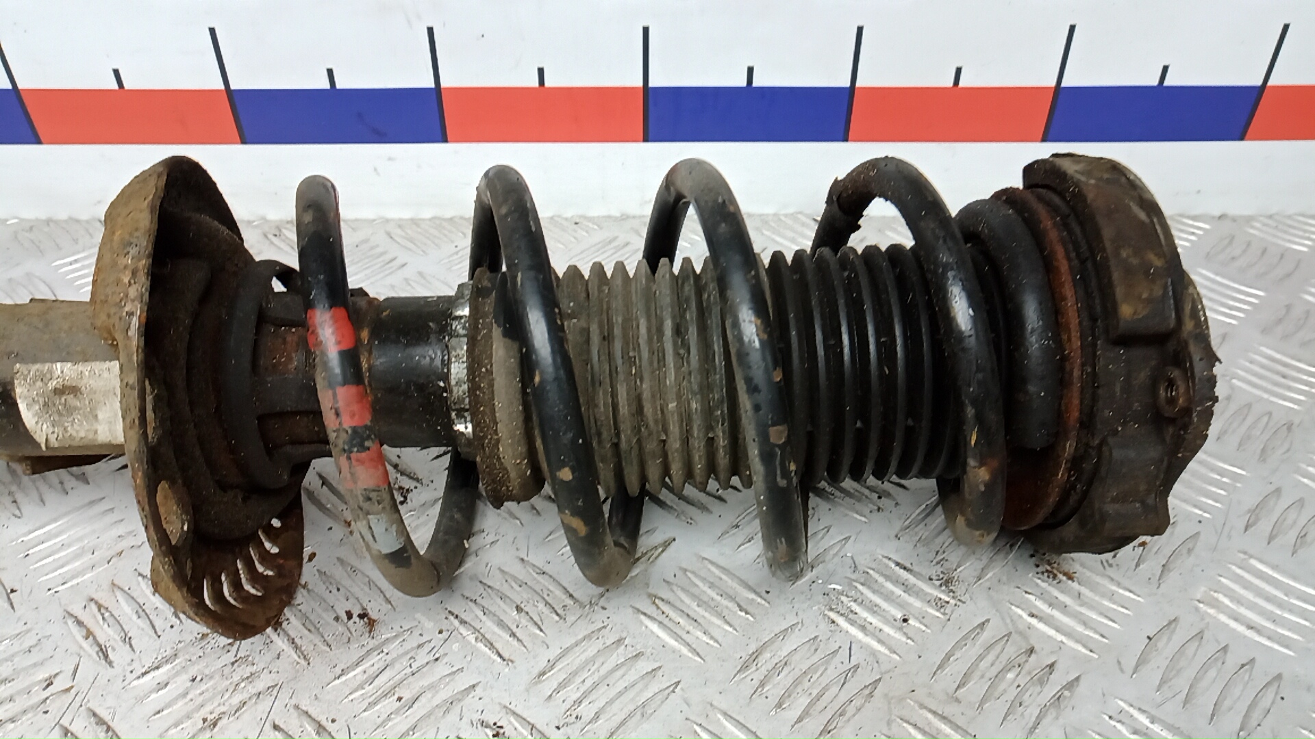 Амортизатор передний левый