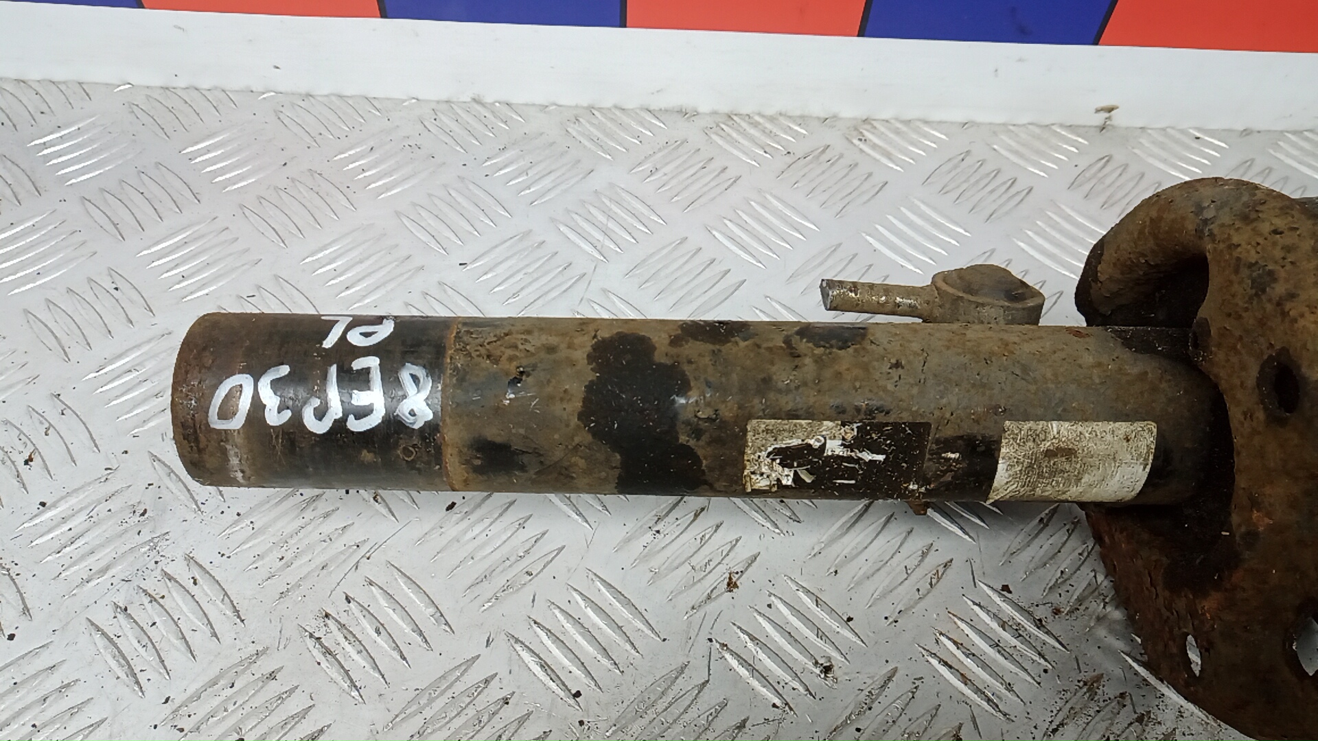 Амортизатор передний левый