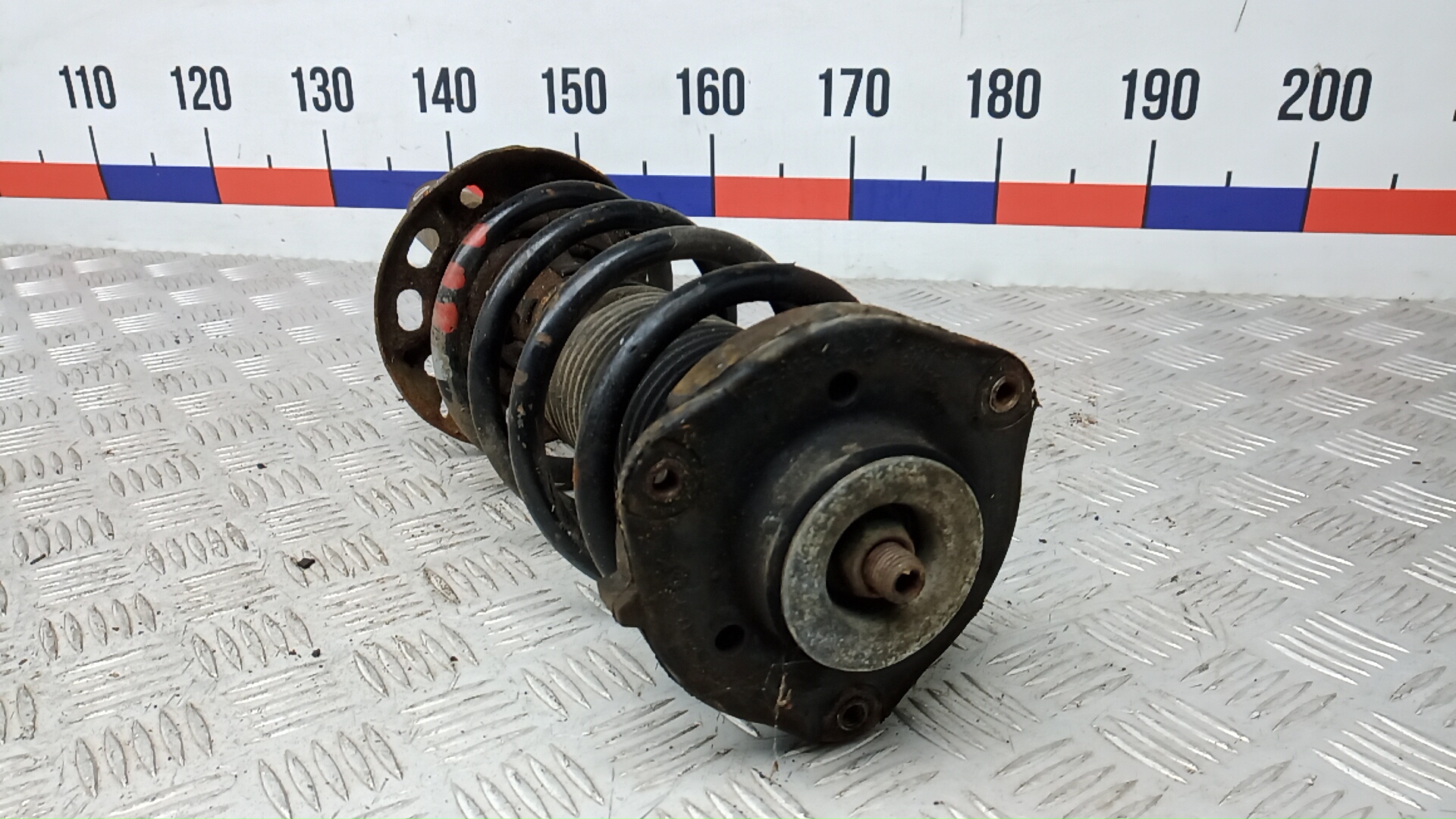 Амортизатор передний левый