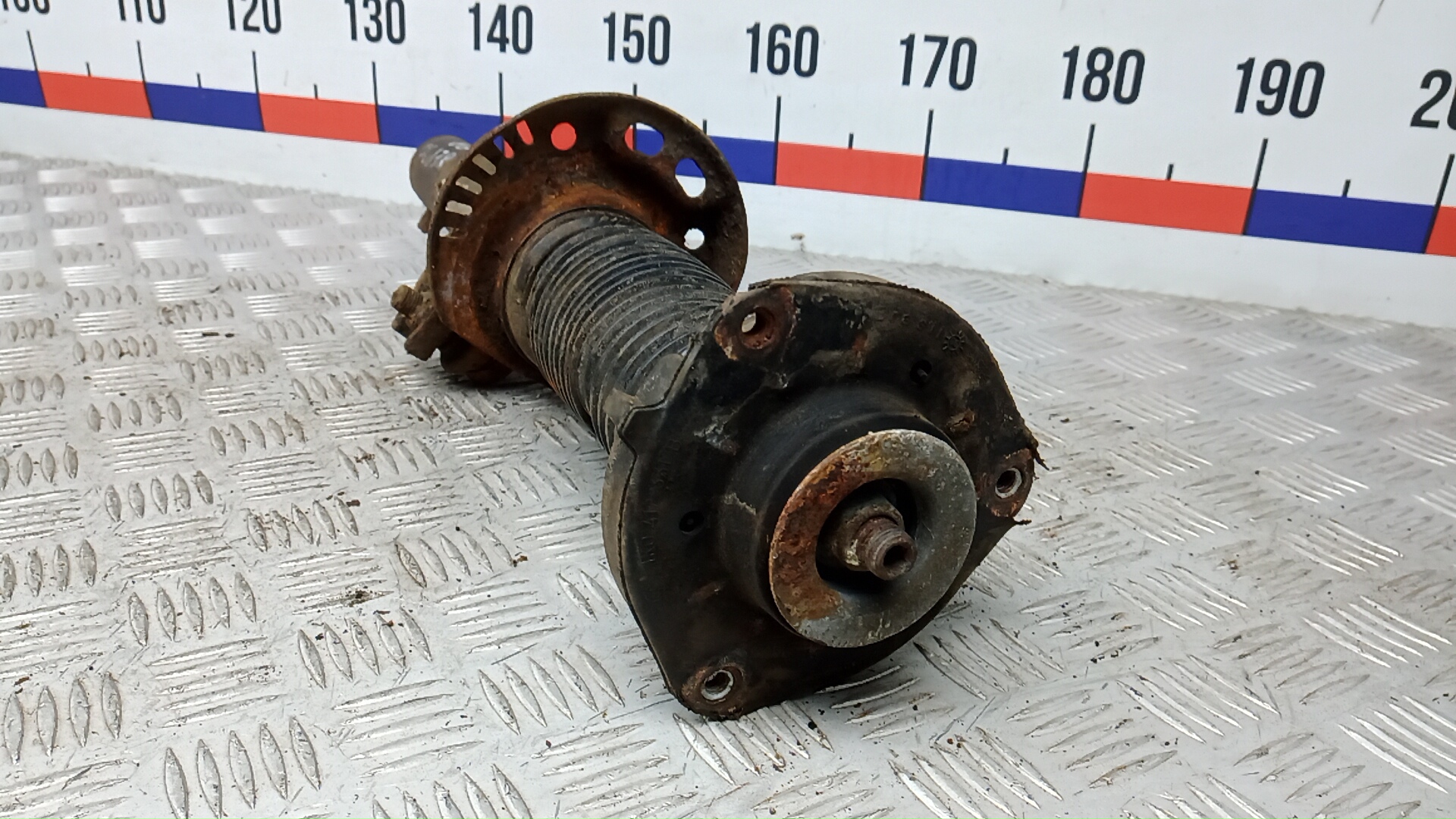 Амортизатор передний правый