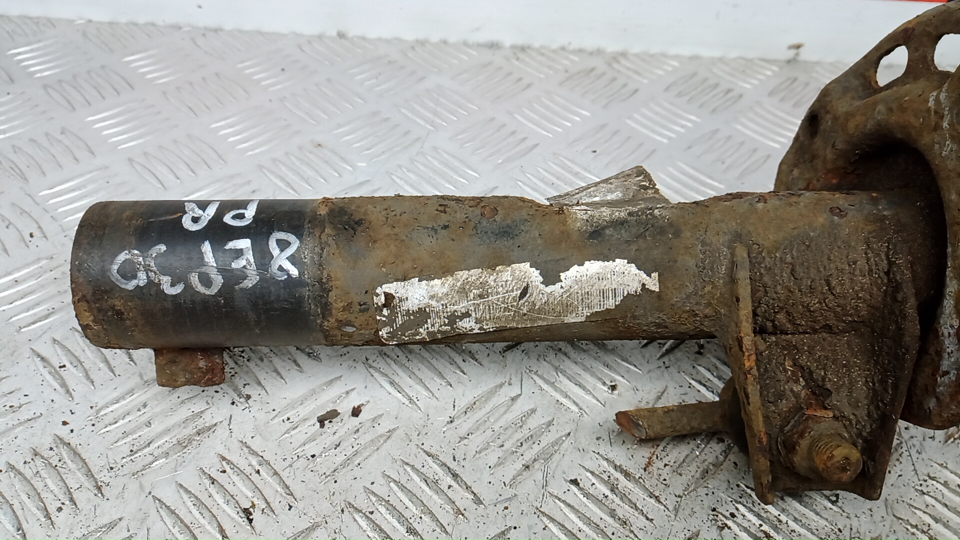 Амортизатор передний правый