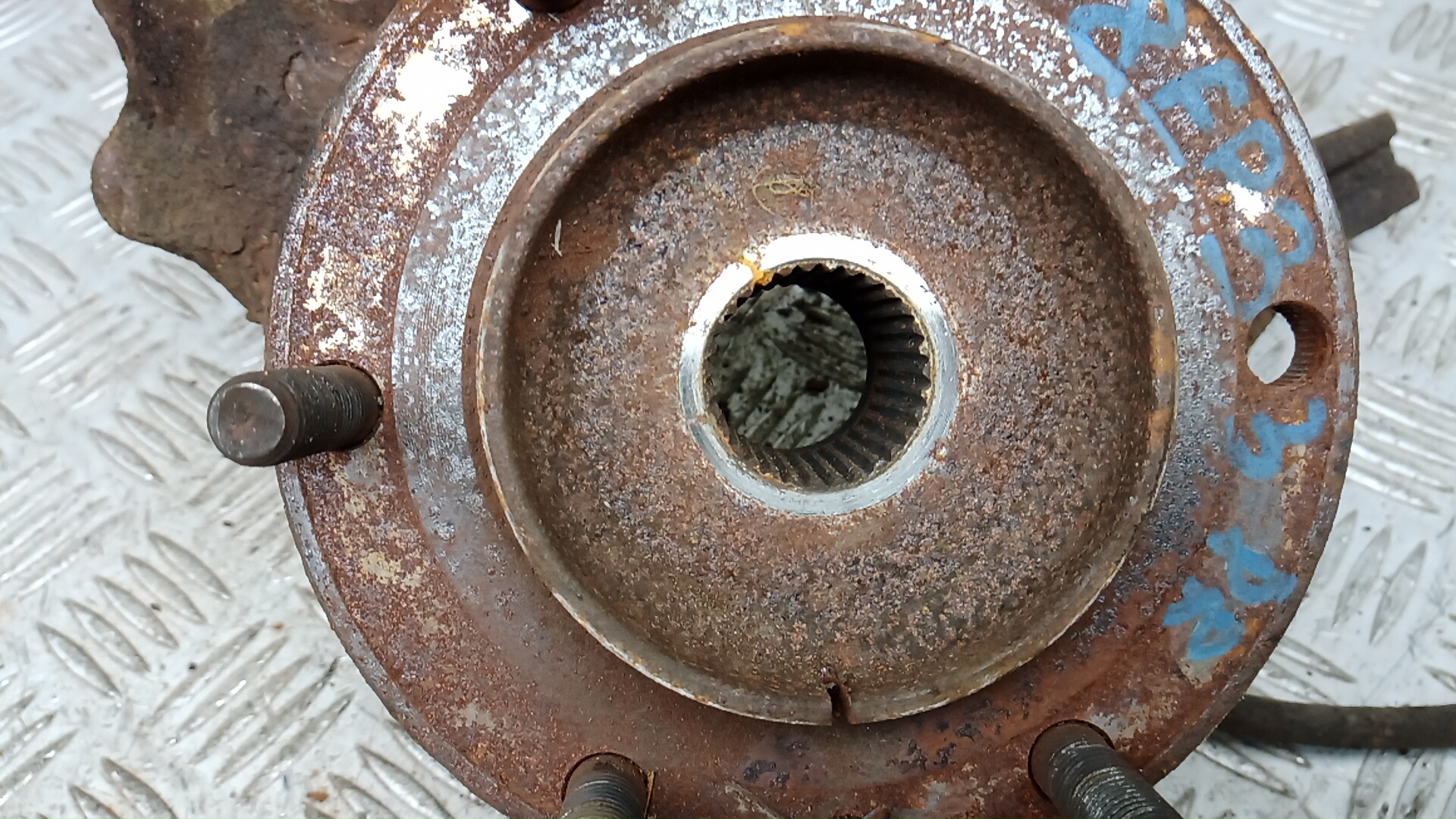 Ступица передняя для Carnival (VQ) 2006-2014