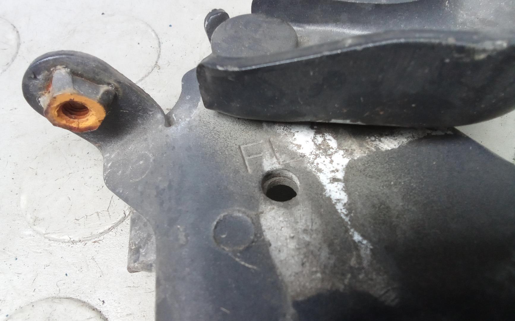 Петля капота