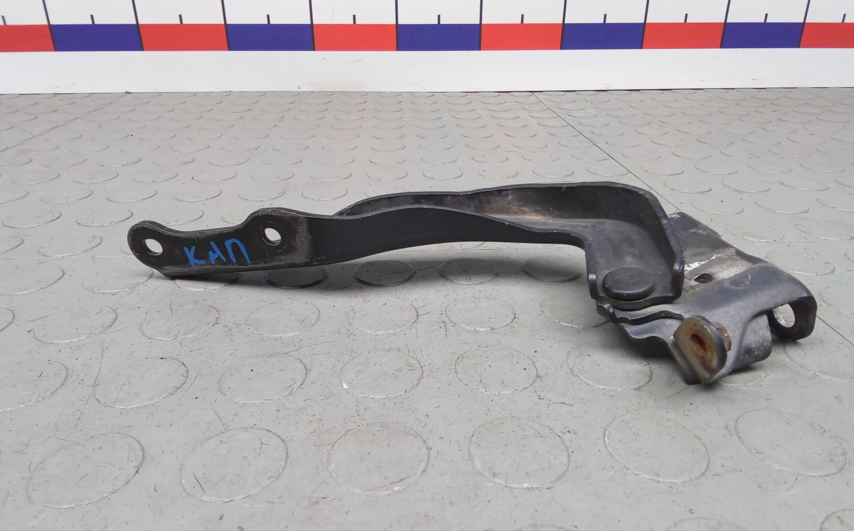 Петля капота