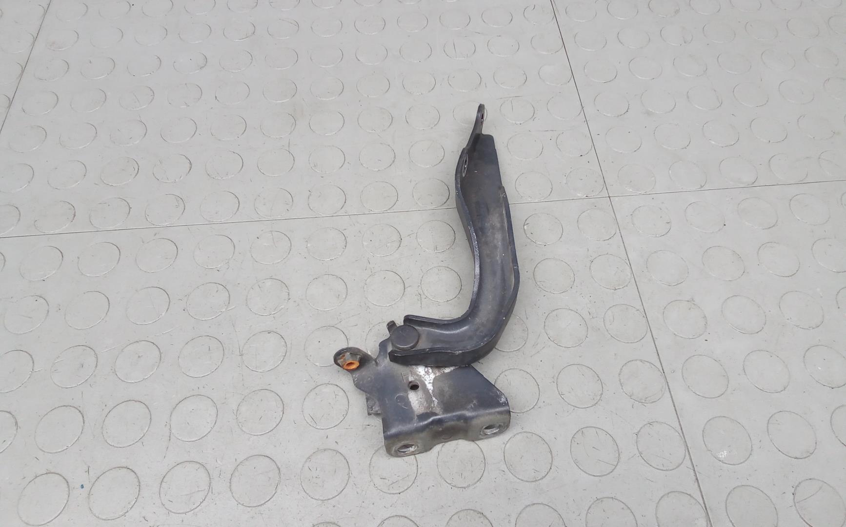 Петля капота