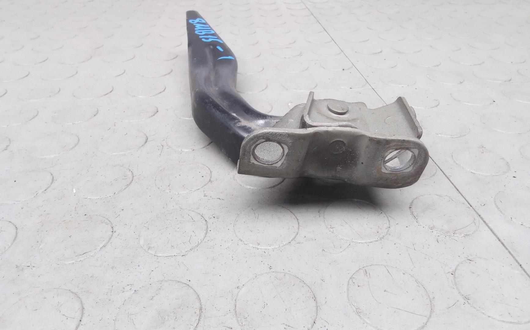 Петля капота