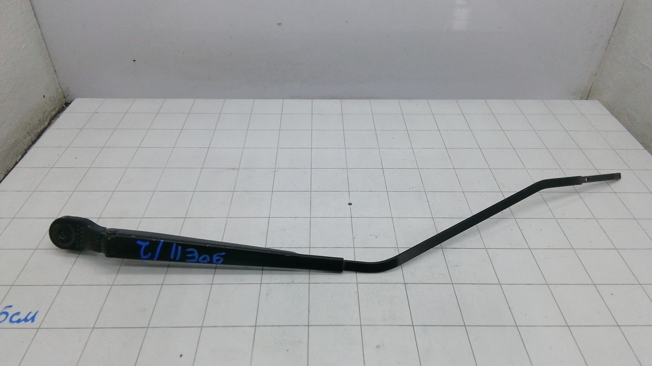 Поводок стеклоочистителя переднего