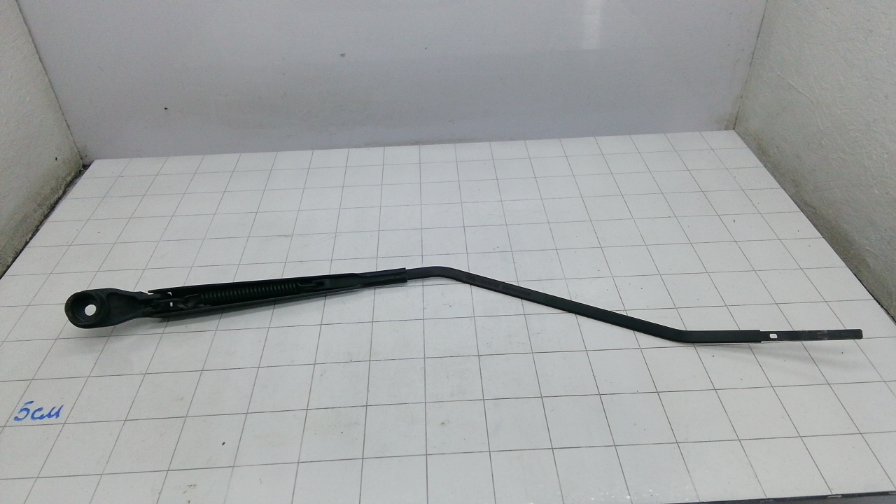 Поводок стеклоочистителя переднего