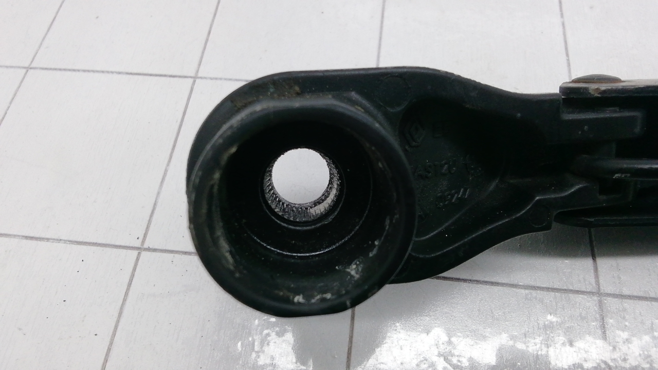 Поводок стеклоочистителя переднего