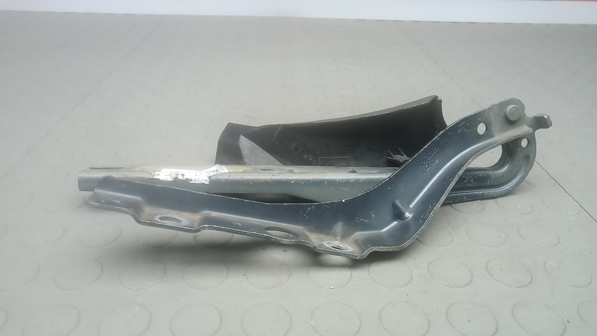 Петля крышки багажника