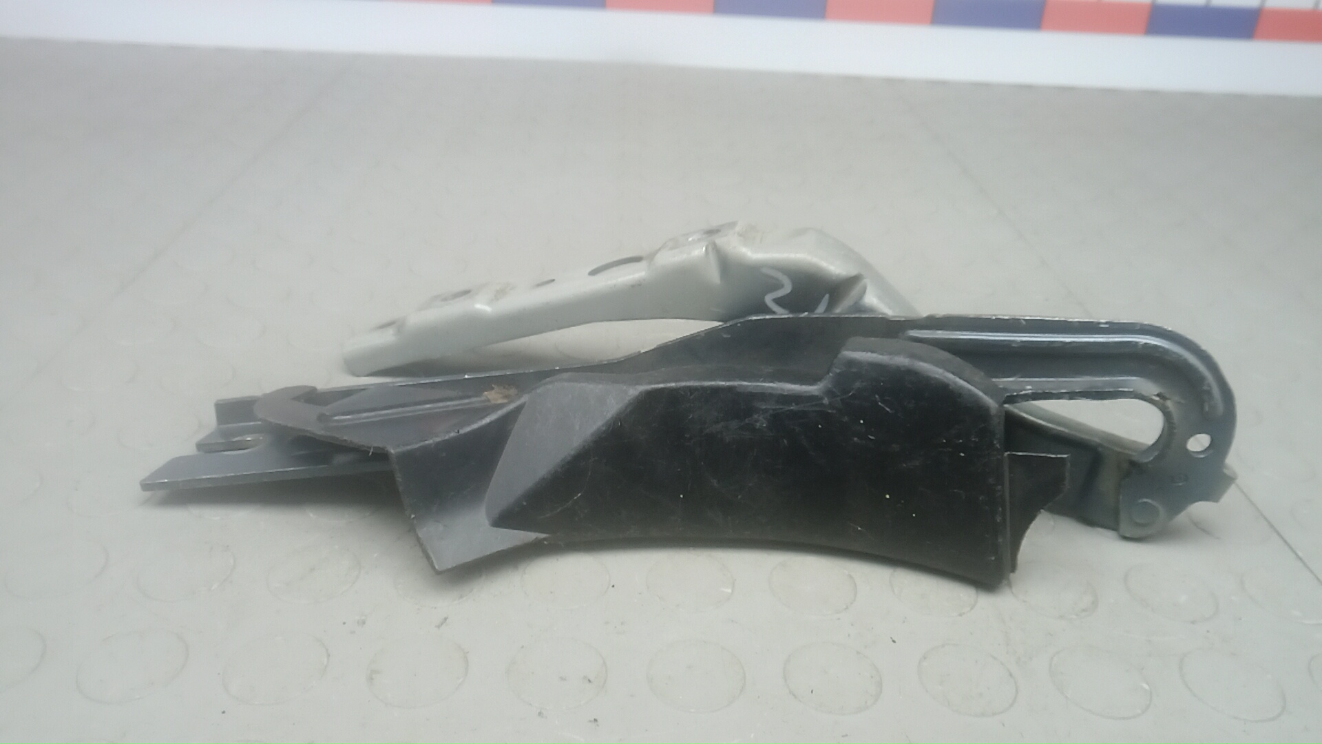 Петля крышки багажника