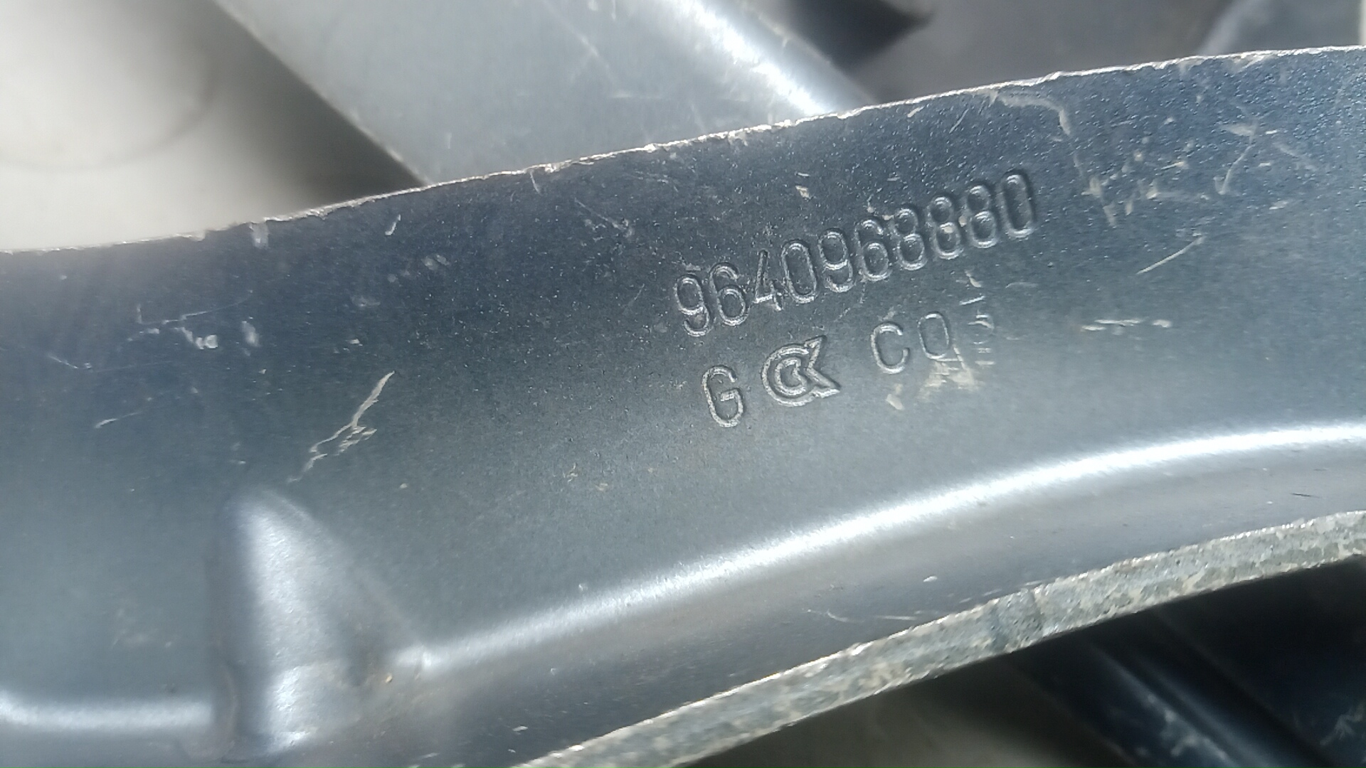 Петля крышки багажника