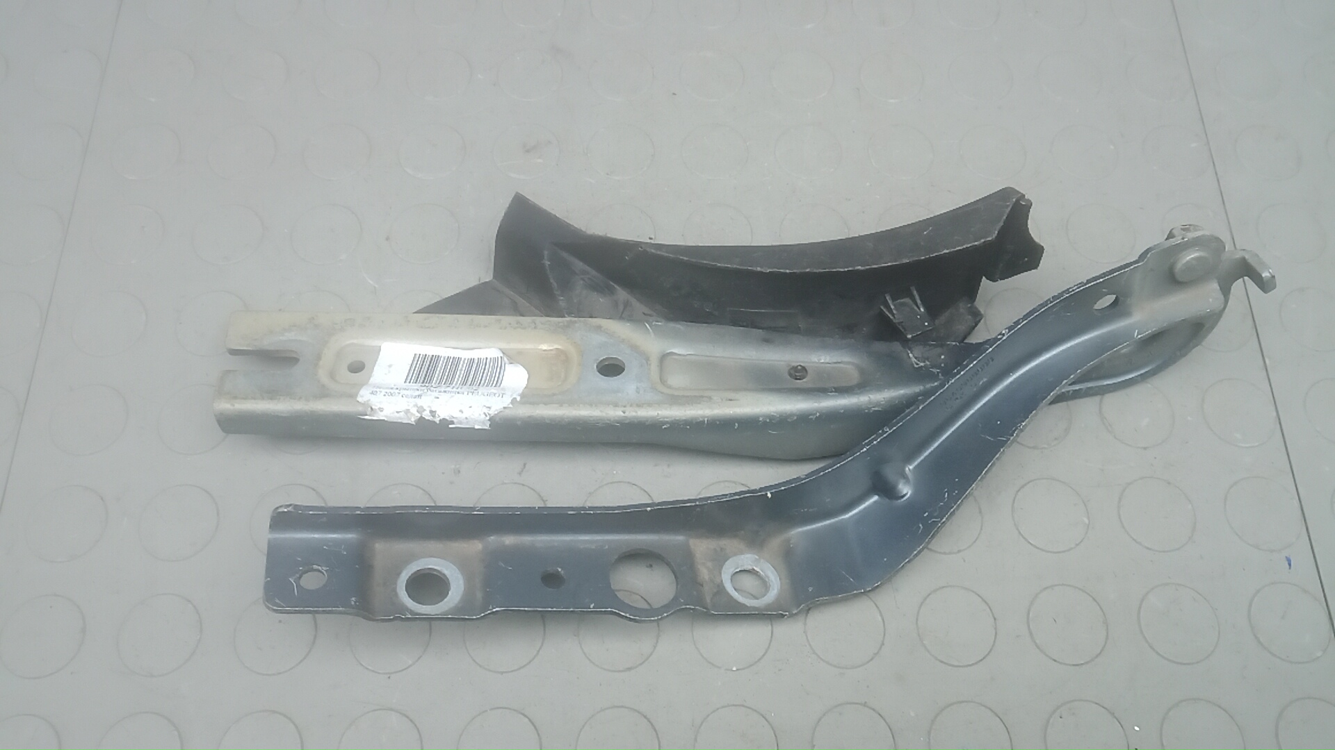 Петля крышки багажника