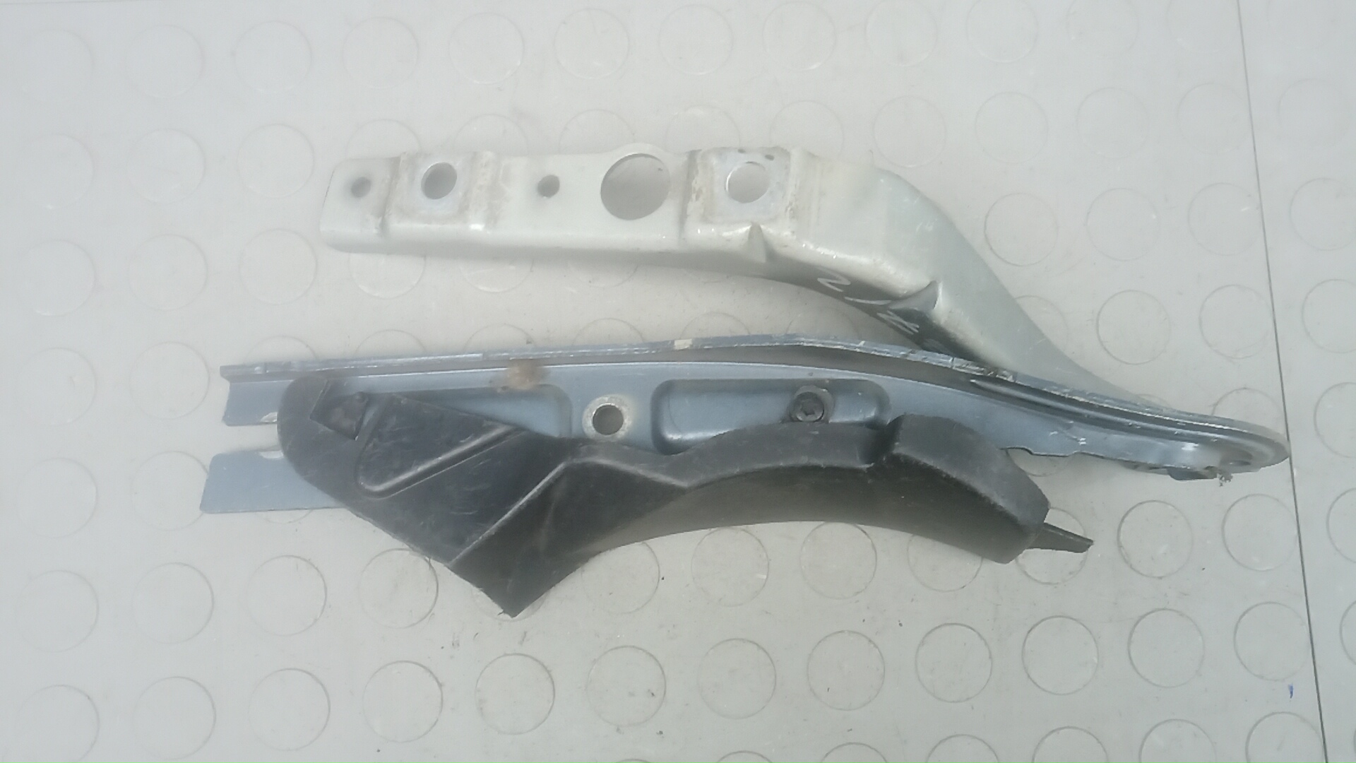 Петля крышки багажника