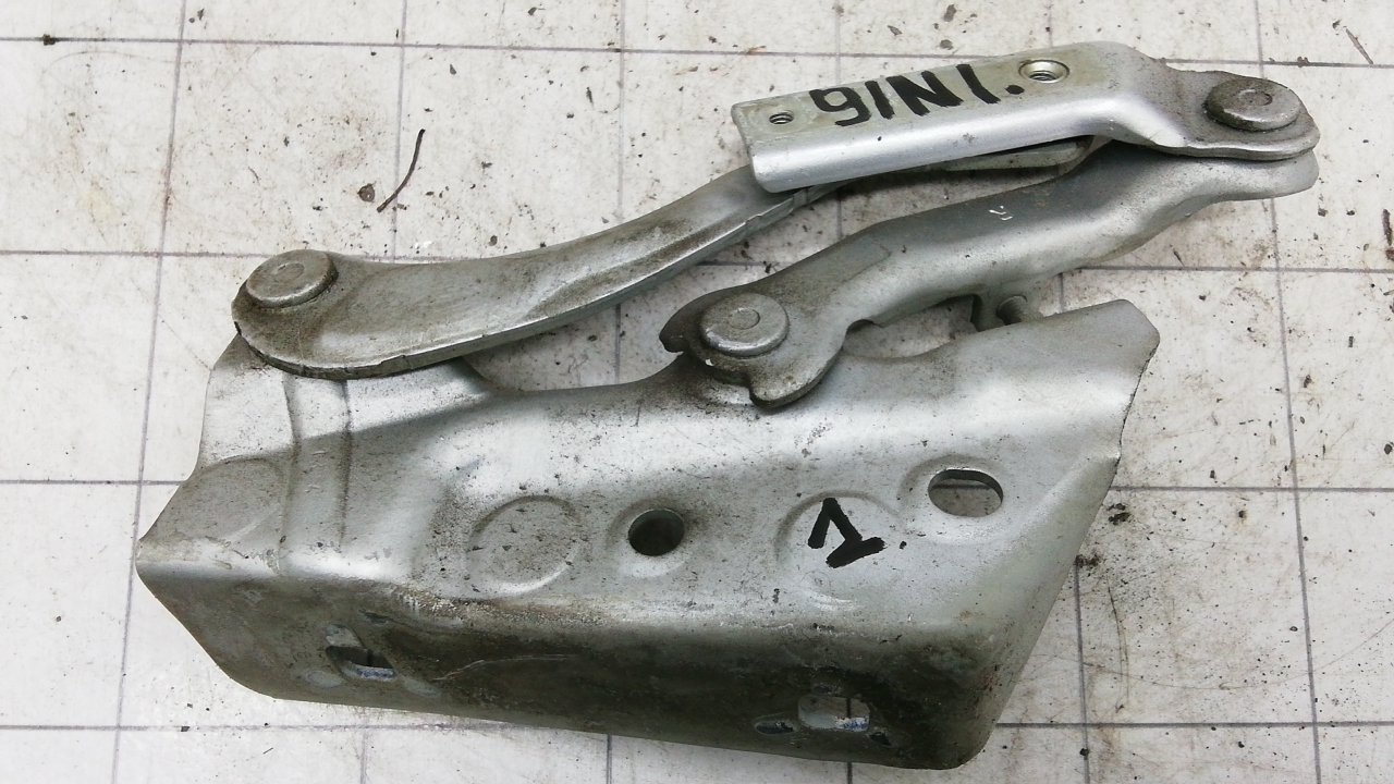 Петля капота