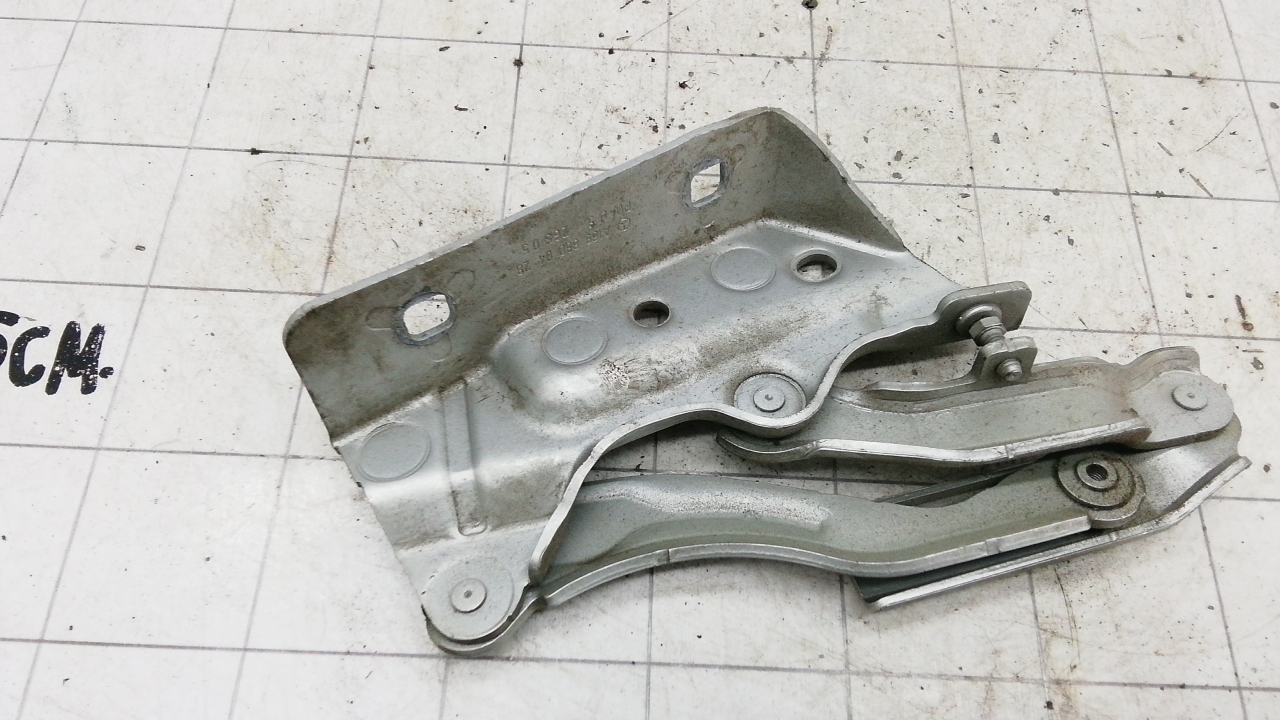 Петля капота