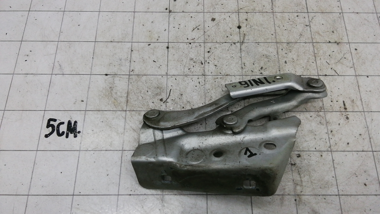 Петля капота