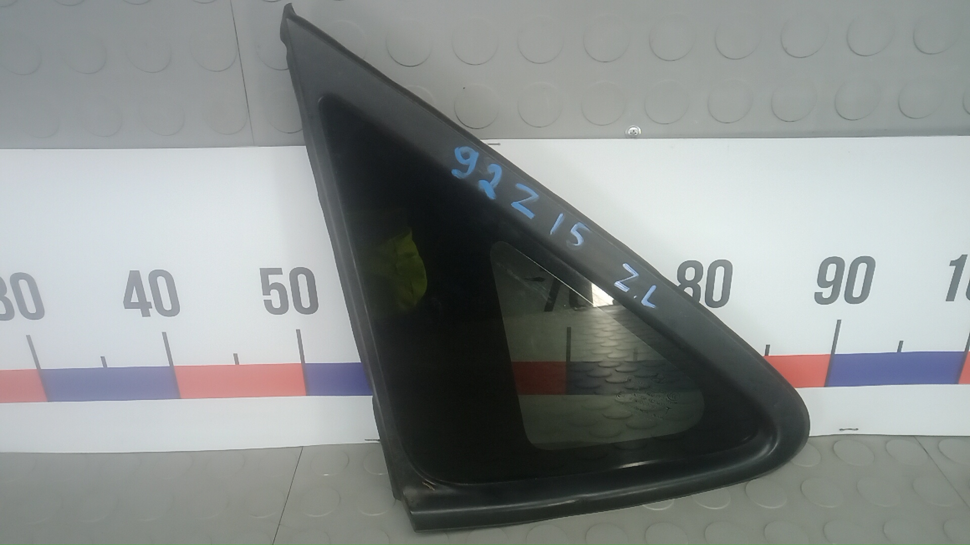 Стекло кузовное глухое левое