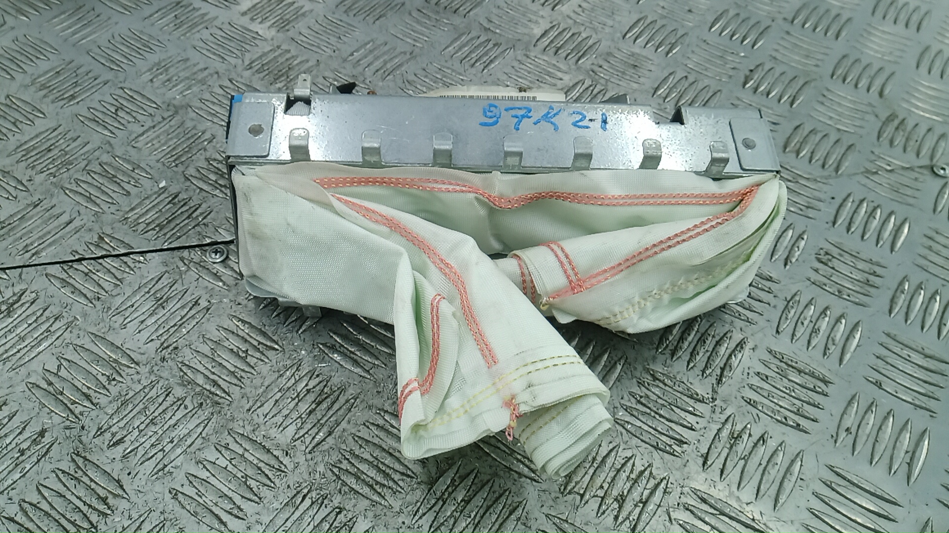 Подушка безопасности пассажирская (в торпедо)