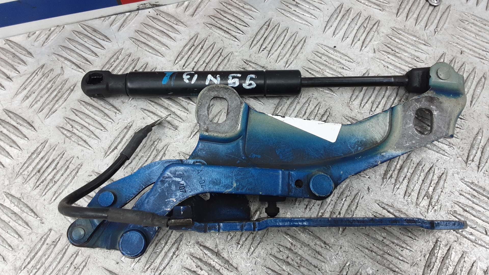 Петля капота