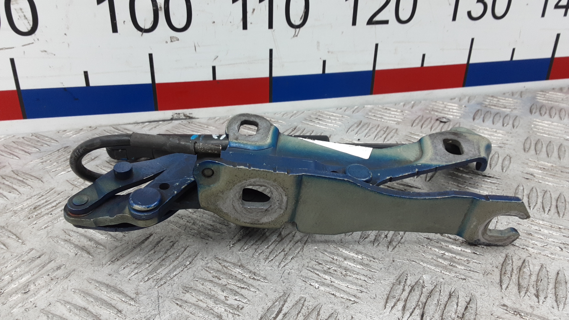 Петля капота