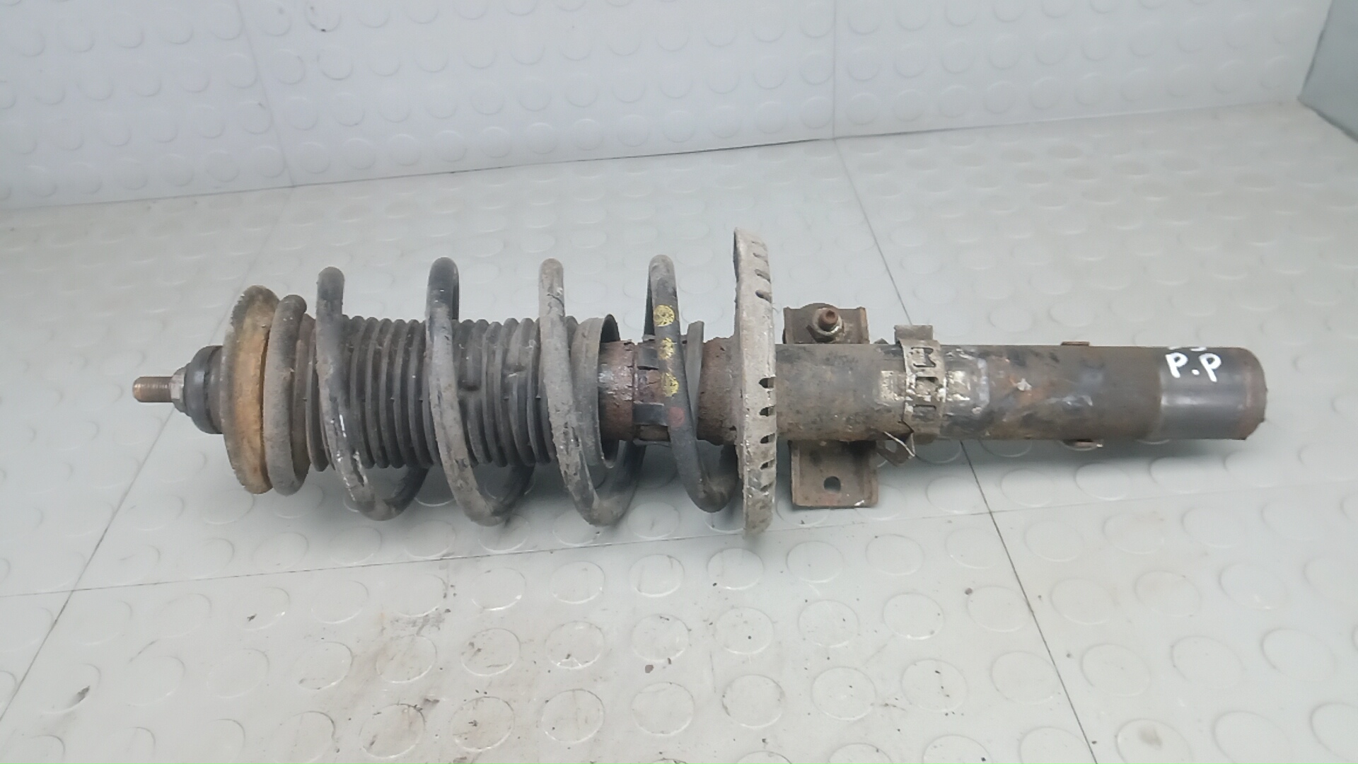 Амортизатор передний правый