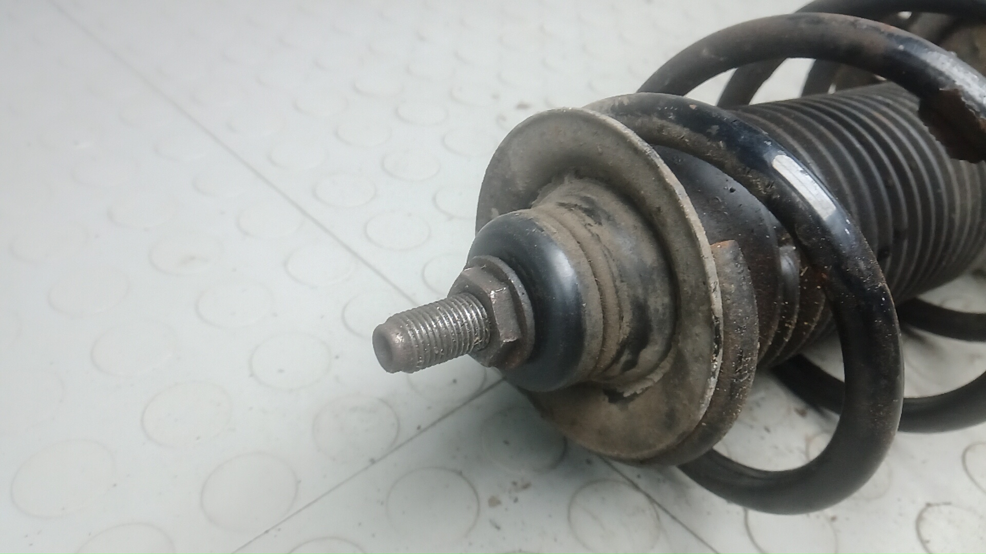 Амортизатор передний левый