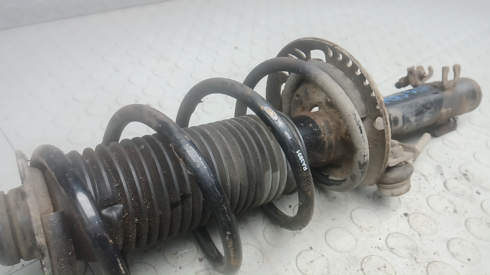 Амортизатор передний левый