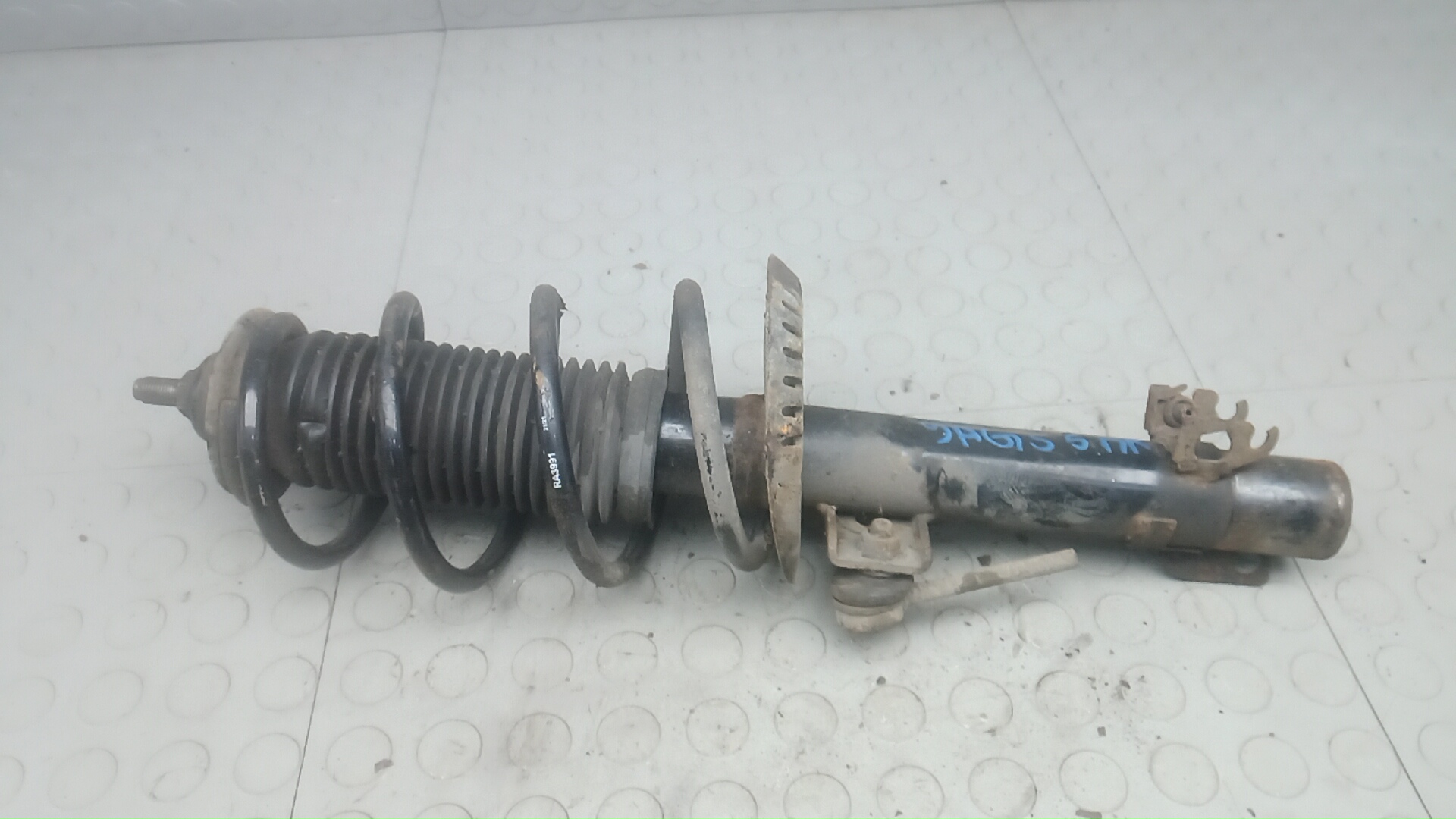 Амортизатор передний левый