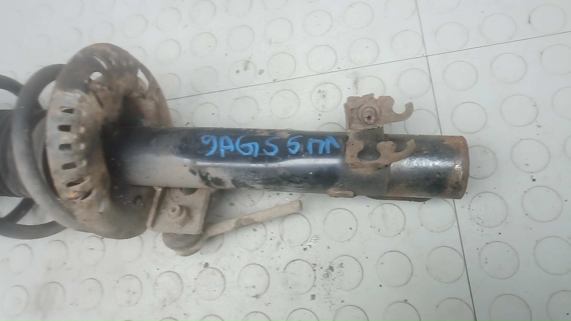 Амортизатор передний левый