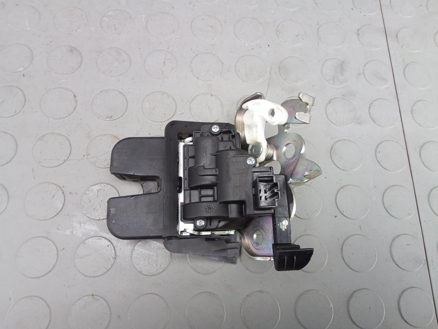 Замок багажника