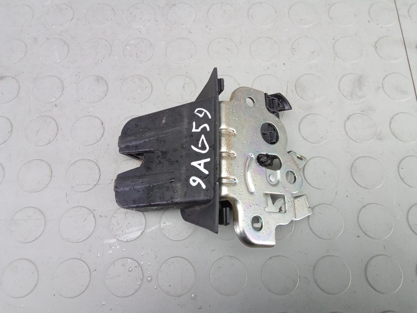 Замок багажника