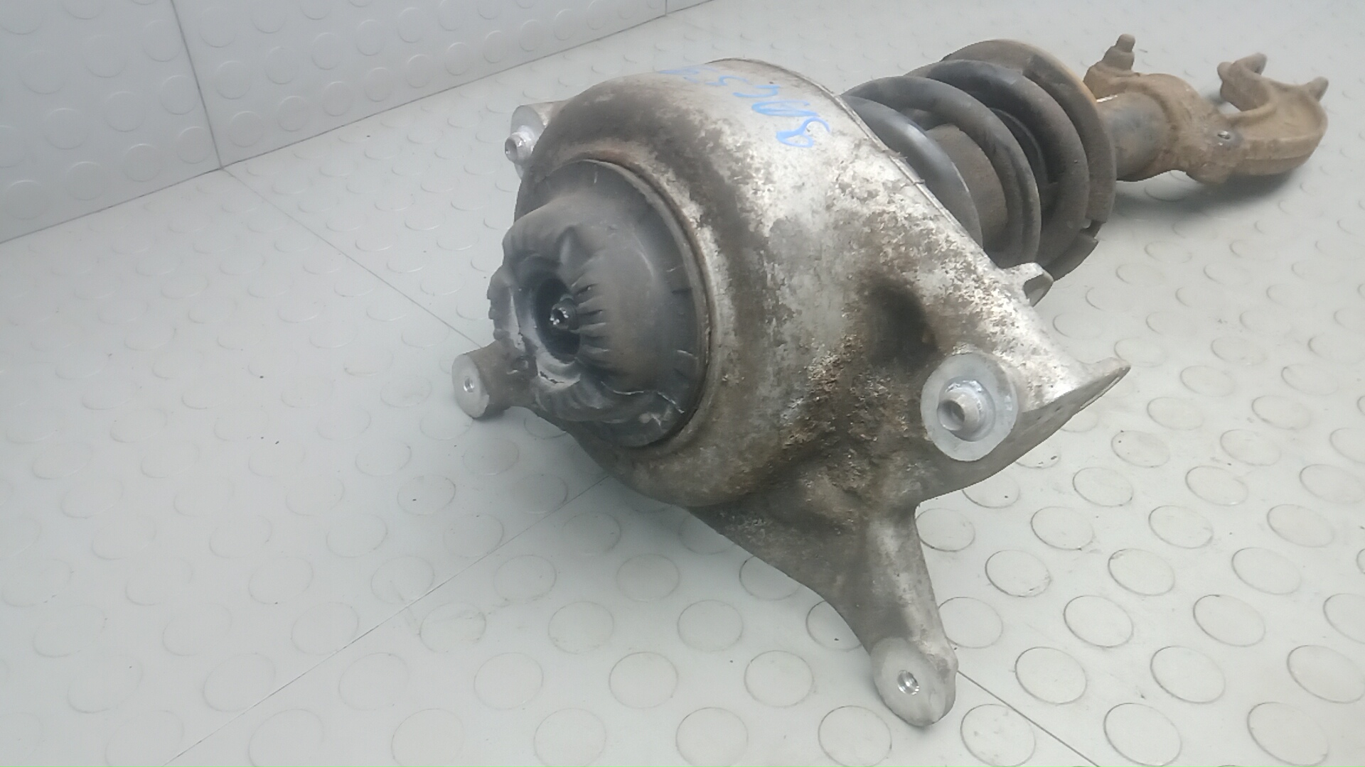 Амортизатор передний правый