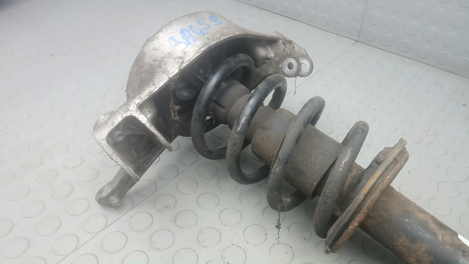 Амортизатор передний правый